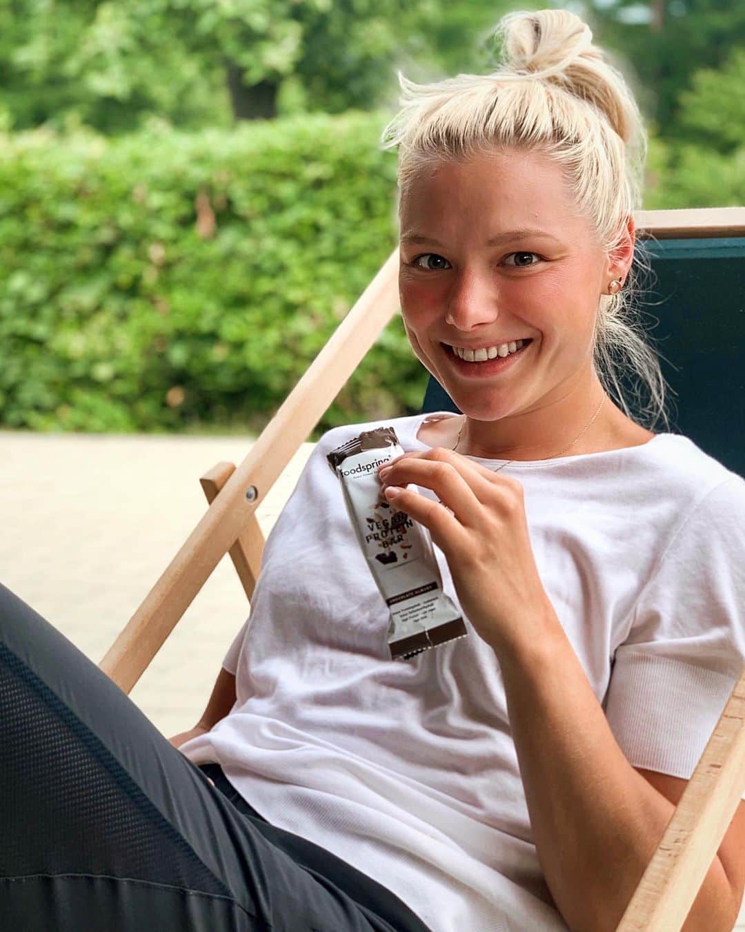リーザ・マイヤーのインスタグラム：「sunday snacking @foodspring  Enjoy your day & recover well!🌞 #weekendvibes」