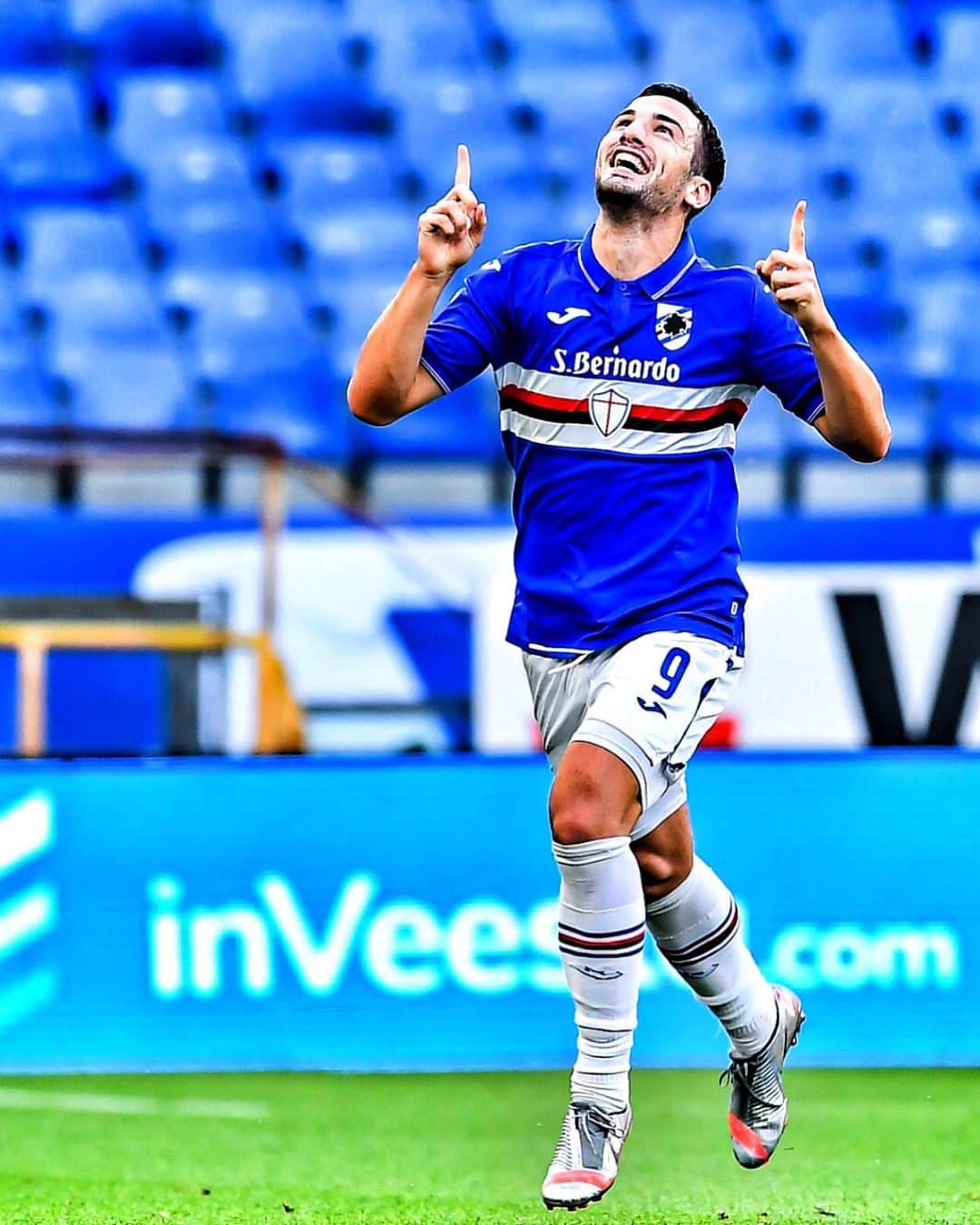 フェデリコ・ボナッツォーリのインスタグラム：「Un anno INCREDIBILE ! Ora un po’ di tempo per ricaricare le batterie e tornare più forti di prima!  Forza Samp! 🦍🔋💪🏻📈💙」