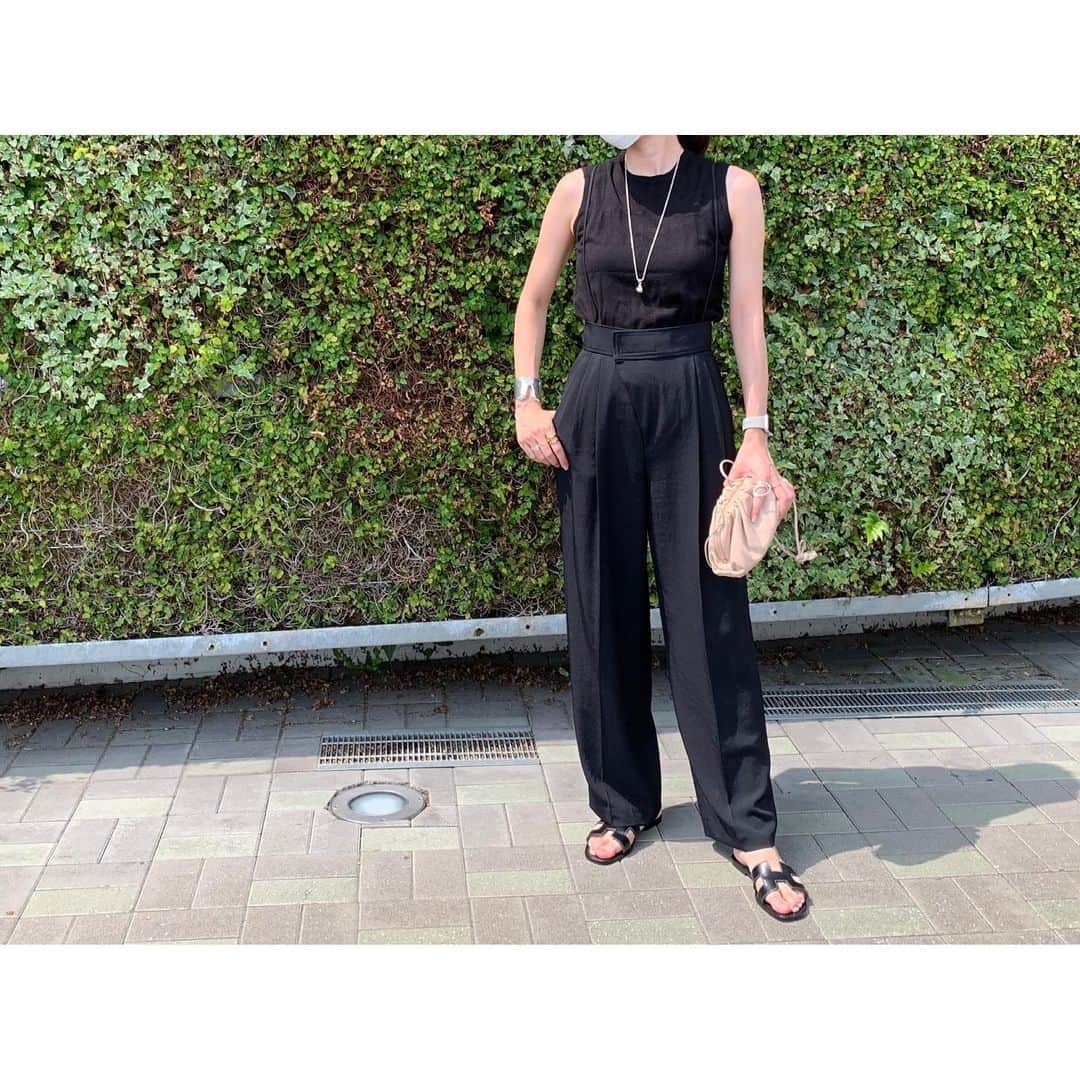 liiiiche23のインスタグラム：「・﻿ ・﻿ 引き続き在宅勤務中のため、﻿ 部屋着以外を着る機会が少なすぎて🤣﻿ 近場にオシャレして出かける👠笑﻿ ﻿ @stunninglure でゲットした﻿ リライム2wayパンツがむっちゃお気に入り💙﻿ ・﻿ ・ #fashion #outfit #outfitoftheday #ootd #coordinate #code #instafashion #instagood #dailylook #dailylook_japan #dailylook_jp #zara #ザラ #stunninglure #スタニングルアー #ブラックコーデ #hermes #エルメス #オラン #hermesshoes #bottegaveneta #newbottega #newbottegaveneta #ボッテガ #ボッテガヴェネタ #tiffany #tiffanyandco  #applewatch」