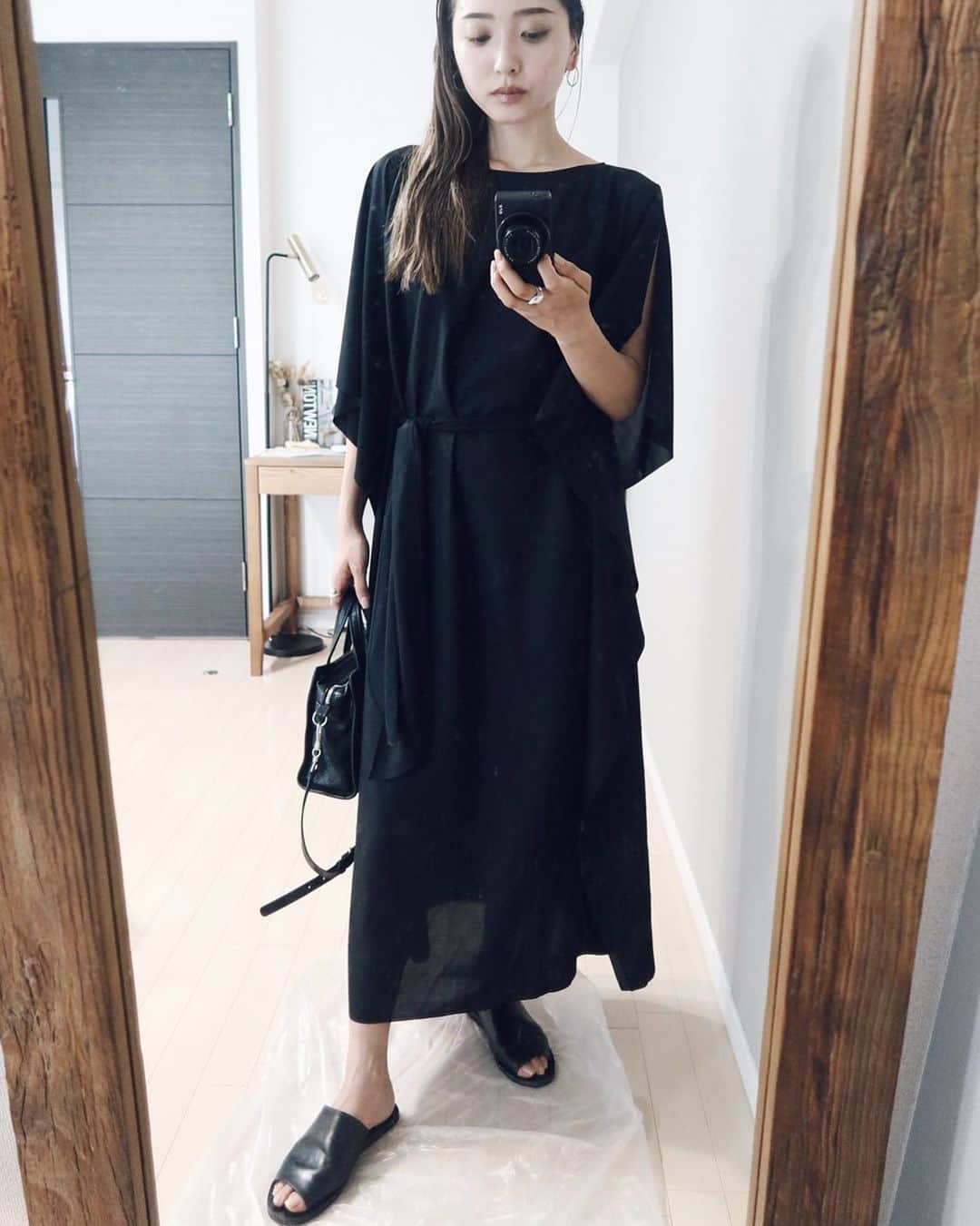 かんだまのインスタグラム：「先日の連休のときのおでかけコーデ✔️あいにくの雨だったけど、雨でチャリ乗らないときこそワンピを着るチャンス( ・∇・) . これは @rim.ark のワンピ。何歳になっても着れそうなデザインで良き。 詳しくはYouTubeにあげました☺︎ #だま服」