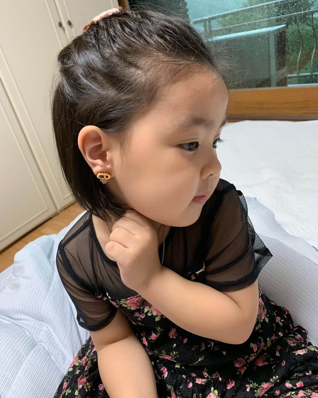 イ・ユンジのインスタグラム：「그런느낌은어디서배우는거야?#나아닌데?#비오는오후#곡선의미학」