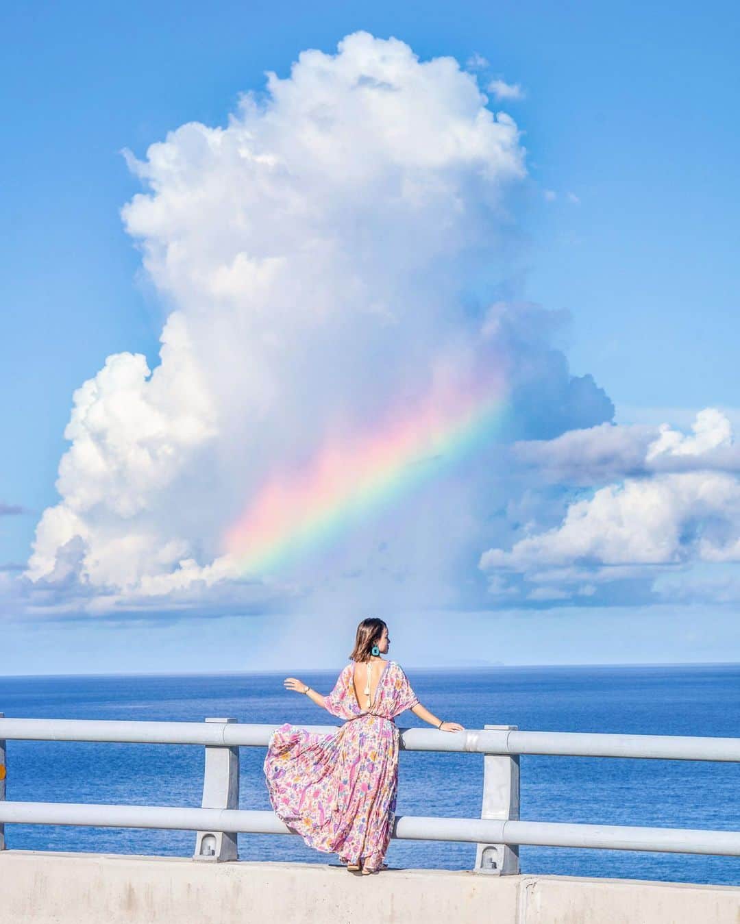 樂さんのインスタグラム写真 - (樂Instagram)「台東台九線。一抹彩虹🌈 上次去台東再前往金崙大橋的路上，剛好看到綠島上空有一朵雲在下雨，沒想到竟然出現彩虹！這個美麗的瞬間#像極了愛情 🔥 看到當下立刻叫lucy衝過去就定位，就拍到了這張😍 現在版上已經很少出現這麼清新簡單的照片，但我真的好喜歡這張❤️ 把彩虹分享給朋友吧🌈🌈🌈 With / @_allaboutlucylin_」8月2日 20時13分 - ygt1016