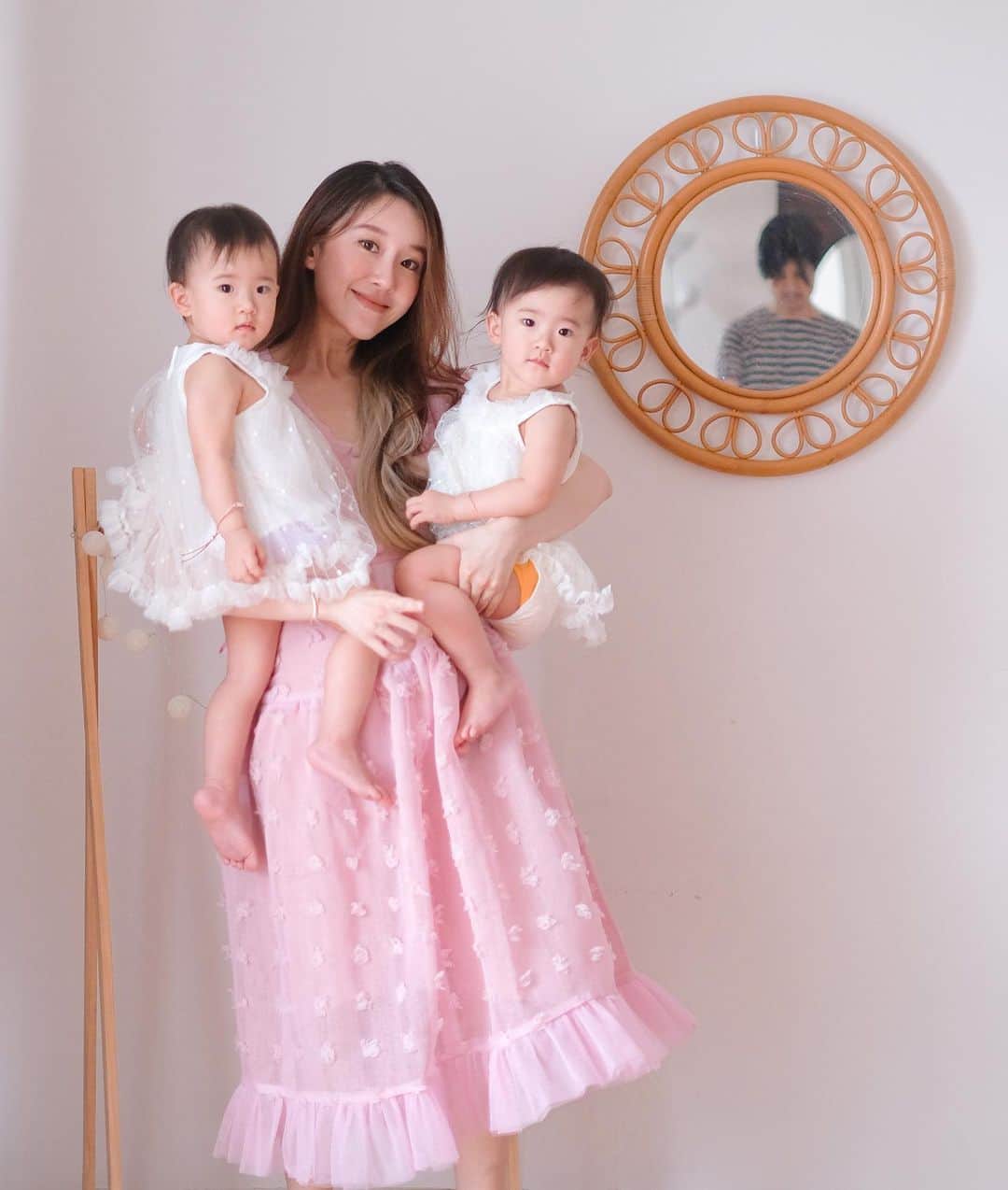 ジェシカ・ヤマダのインスタグラム：「Double happiness 雙喜, feeling blessed 🥰 Allow me to feel mellow when I look at these precious matching bracelets I got from 💫 @monicavinader 💫 for the twins and I. The first matching bracelets we got are from the hospital, when @jessbebes were born 🥺 (swipe to see 👉) . I love collecting things that hold a special meaning to me. These bracelets, made of rose gold vermeil on sterling silver and beautifully engraved with our names, hidden messages and symbols ~in case you’re wondering, the Chinese characters on @jessbebes’ bracelets mean ‘happiness’, and on mine, it means ‘blessed’ 🙏~ have surely become treasured trinkets in our family. . . #jesswears #jessbebes #jessshares #lifewithtwins #twinmom #twingirls」