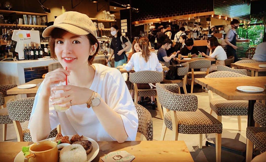 浜田真衣のインスタグラム：「フラッと入った #goodspoon  予想以上にお洒落で可愛かった😍  やはり、お客様は少なめ😷  #大阪カフェ #浜田真衣 #monaカフェ #cafe #instagood #instalike #instapic #instapic #japanese」