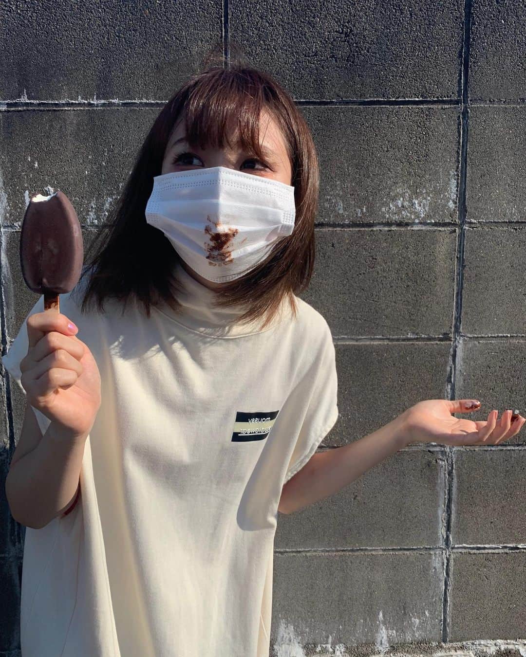山田野絵さんのインスタグラム写真 - (山田野絵Instagram)「. . この前、マスク付けてるの忘れてアイス食べた . #マスク #アイス #ないない」8月2日 20時14分 - noe.1007