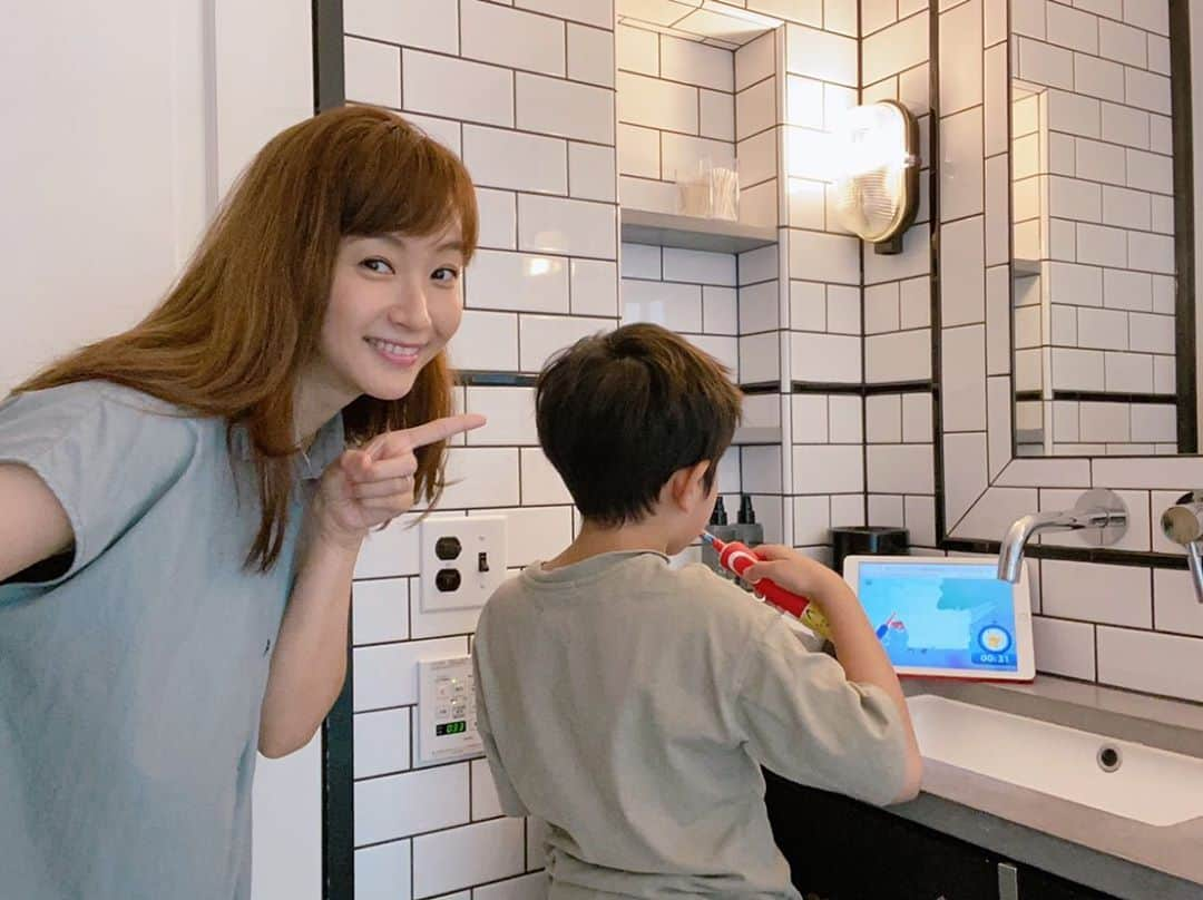 藤本美貴さんのインスタグラム写真 - (藤本美貴Instagram)「我が家の歯みがきは、子どもにも大人気の #ポケモン歯ブラシ ✨ 以前から使用してますが毎日新しいポケモンに会える専用ウェブサイトで楽しく歯みがきできるから、しっかりと磨いてくれるように！ 新機能のやわらか回転モードは電動歯ブラシをはじめて使う子にも安心して使えるやさしさ❤ 歯みがきがラクになるのにしっかり磨けるから、3歳以上の子供の歯磨きに悩んでるママはぜひ使ってみてね♬ 歯磨きはお口のばい菌を追い出してくれるので、手洗い・うがい・歯磨きってセットが大切みたい。 子供たちの歯と健康は守っていきましょう！   ＼8月20日まで／ すみずみクリーンキッズプレミアム当選キャンペーン実施中！ ＝＝＝＝＝＝＝＝＝＝＝＝＝＝＝＝＝ フォロー＆いいね！ですみずみクリーンキッズプレミアムを50名様にプレゼント！ ご購入いただいた方は当選すると全額返金！ @oralb_jp をフォローし、【8/1のキャンペーン投稿】に「いいね！」をするだけで応募完了です。 まだ応募していない方はぜひチェックしてみてください♡ ＝＝＝＝＝＝＝＝＝＝＝＝＝＝＝＝＝ #ポケモン歯ブラシ #オーラルB #ブラウンオーラルB #すみずみクリーンキッズプレミアム #スマイルはみがき #手洗いうがい歯みがき #promotion」8月2日 20時14分 - mikittyfujimoto