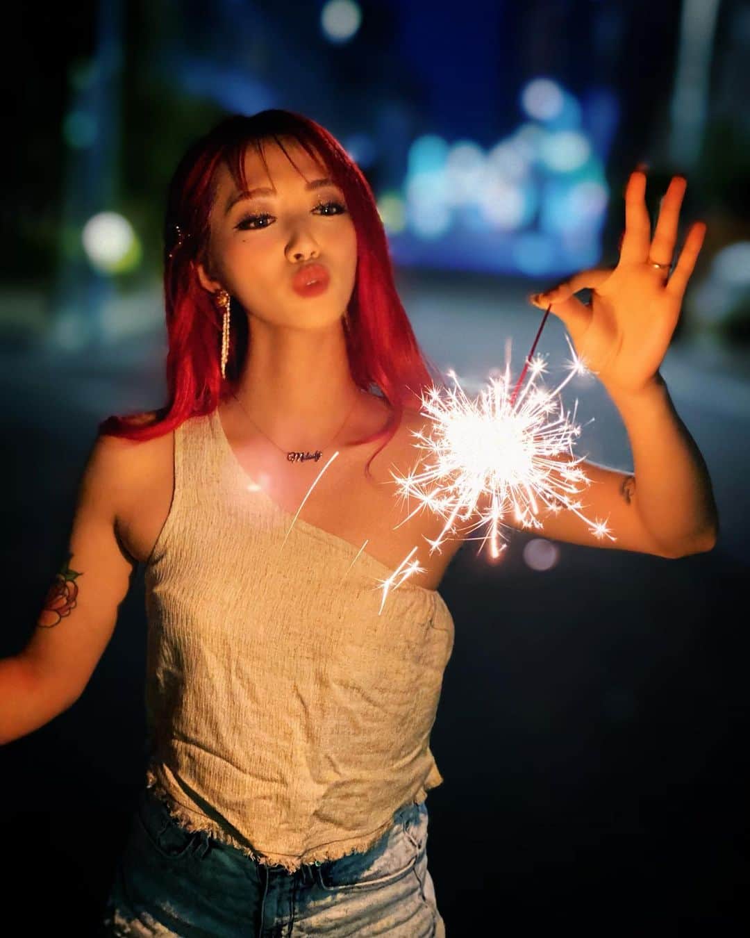 五月千和加さんのインスタグラム写真 - (五月千和加Instagram)「. 花火🎆シリーズ チャッカマン無くて、ローソク🕯すぐ消えちゃって、マッチが数本しかなくて途中で終了😭❗️❗️❗️ また来週リベンジ花火します😂💕  #花火 #線香花火 #fireworks   🎀🎀🎀🎀🎀」8月2日 20時14分 - satsuki_senwaka