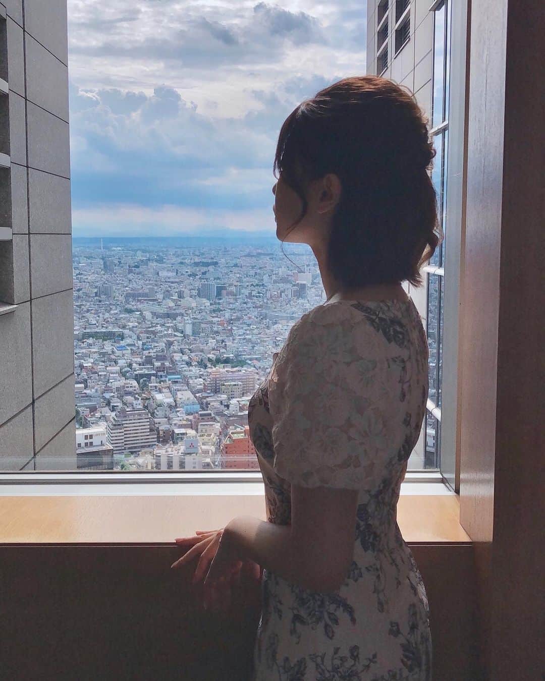 野田あず沙のインスタグラム：「emiria wiz👗﻿ ﻿ ﻿ ワンピースのラインが綺麗でお気に入り💓﻿ ﻿ ﻿ エミリアウィズさんはお洋服を購入すると﻿ なんとヘアセットが永久無料とのこと！！！﻿ ﻿ 初めてヘアセットもお願いしてきました🥰﻿ ﻿ ﻿ ﻿ ﻿ ﻿ #hairarrange #afternoontea #emiriawiz #peaklounge #onepiece #parkhyatttokyo﻿ #ワンピース #エミリアウィズ#パークハイアット東京 #ピークラウンジ #ボブヘア #ボブアレンジ #ハーフアップ #ヘアアレンジ」
