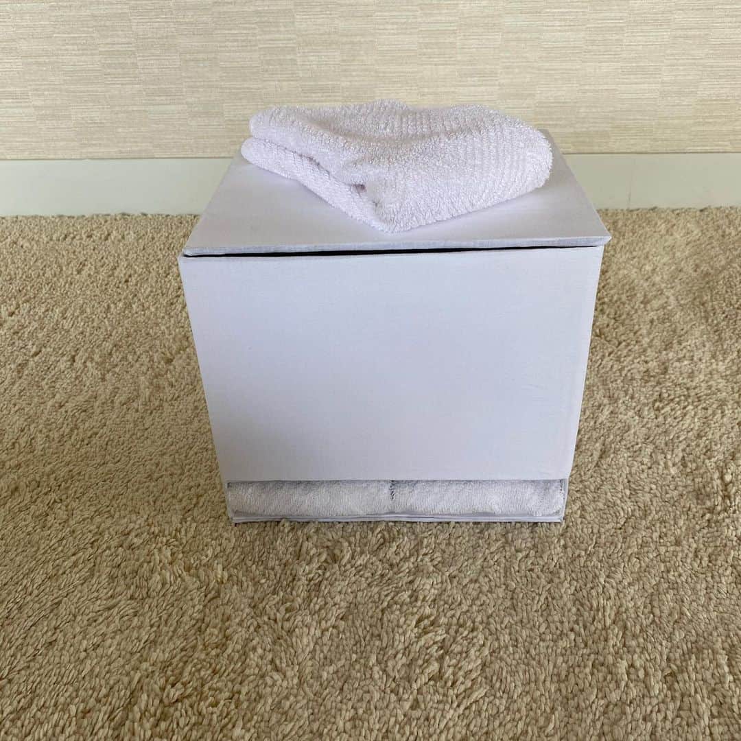 城之内早苗のインスタグラム：「ザックリしたカルトナージュのリメイク、ハンドタオル収納BOX。使わなくなった、まだ綺麗な枕カバーで。みんなもやってみて！#ハンドメイド#リメイク#カルトナージュ#ダンボール#枕カバー#ザックリ#城之内早苗」