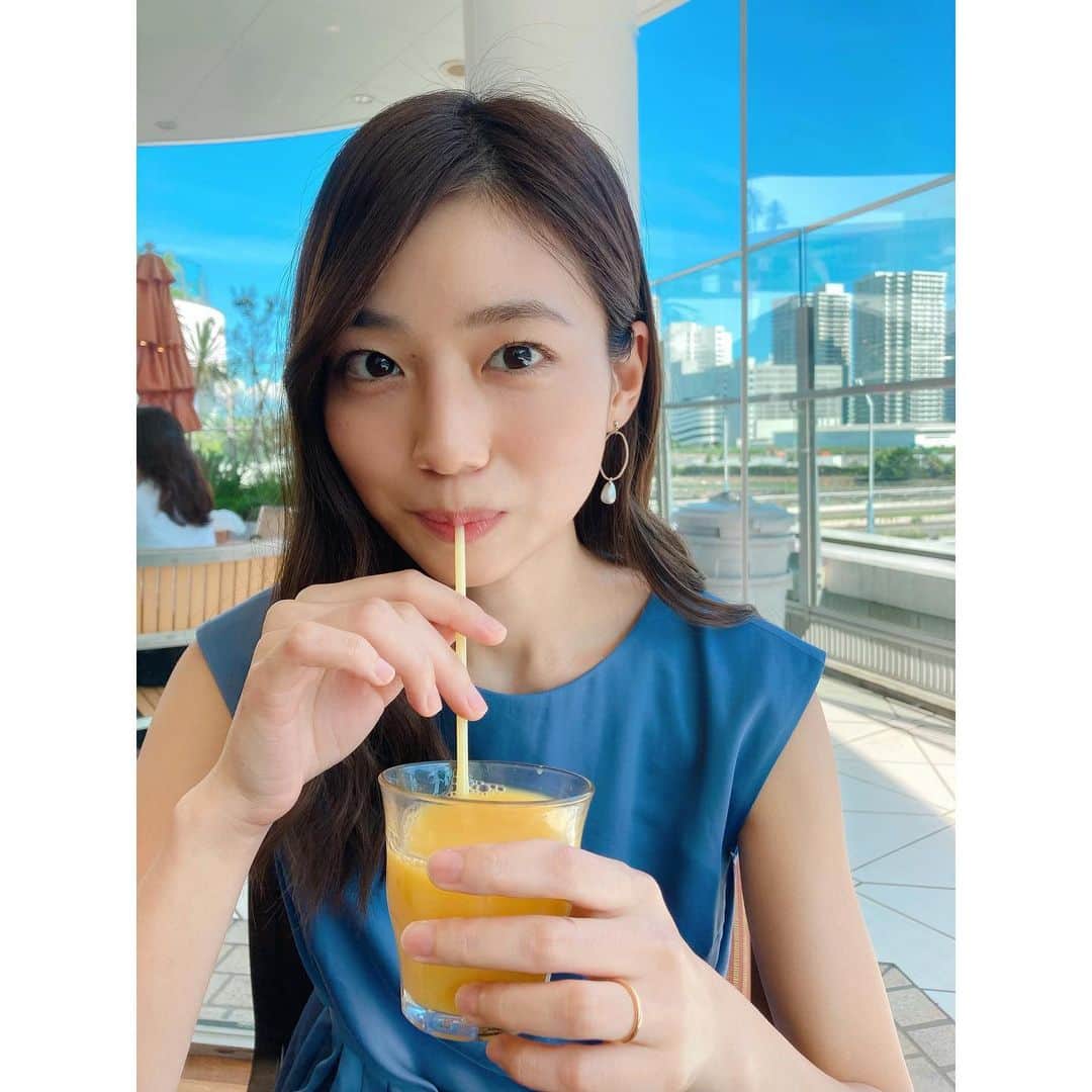 村上奈菜さんのインスタグラム写真 - (村上奈菜Instagram)「すごい勢いで飲み物補給する生きもの🦦 いい天気うれしーいなぁ😚♡ #8月 #梅雨明け」8月2日 20時20分 - murakami__nana