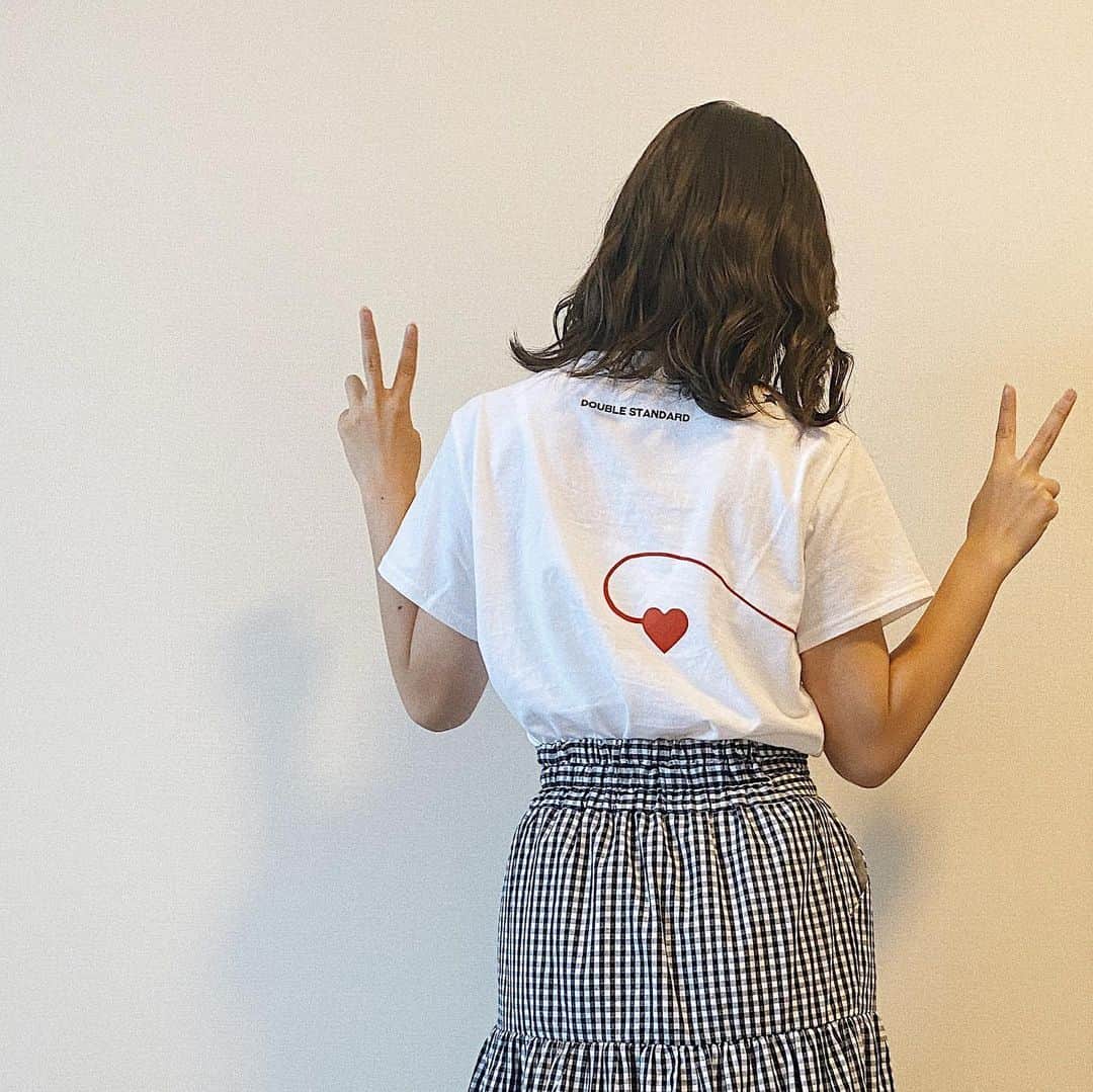 山出愛子のインスタグラム：「昨日のLINELIVEもありがとうございました！！  新曲「はなまる」のリリックビデオがYouTubeで公開されましたので、 7/31のオンラインライブ 昨日のLINELIVEのアーカイブとともに、 リリックビデオも見て欲しいです！！  昨日のLINELIVEの衣装です！写真の形おかしくてごめんなさい笑  #ピアス #tシャツ #tシャツコーデ #白t #ロングスカート #atlanticstars #ricoco #doublestandard」