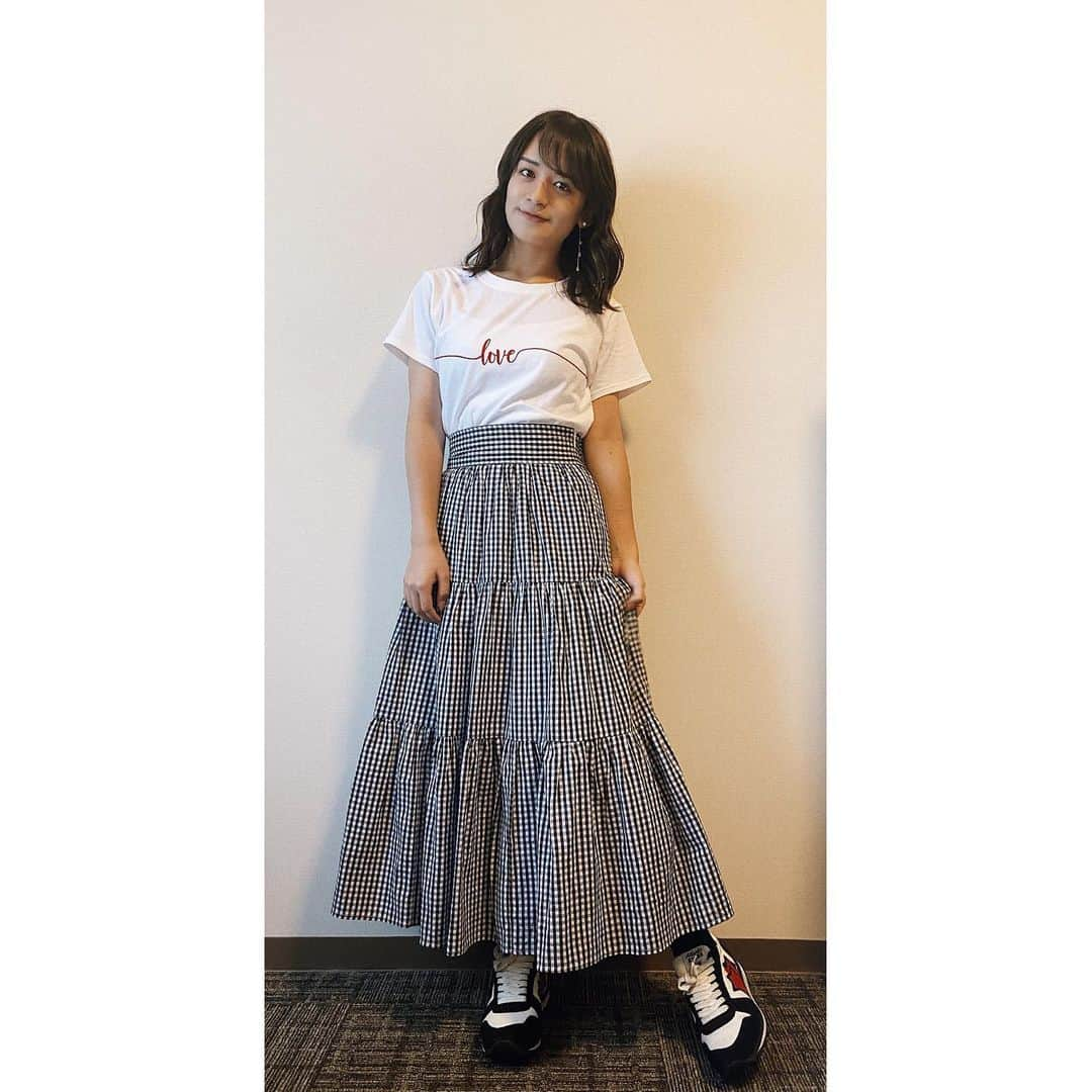 山出愛子さんのインスタグラム写真 - (山出愛子Instagram)「昨日のLINELIVEもありがとうございました！！  新曲「はなまる」のリリックビデオがYouTubeで公開されましたので、 7/31のオンラインライブ 昨日のLINELIVEのアーカイブとともに、 リリックビデオも見て欲しいです！！  昨日のLINELIVEの衣装です！写真の形おかしくてごめんなさい笑  #ピアス #tシャツ #tシャツコーデ #白t #ロングスカート #atlanticstars #ricoco #doublestandard」8月2日 20時24分 - aiko_yamaide