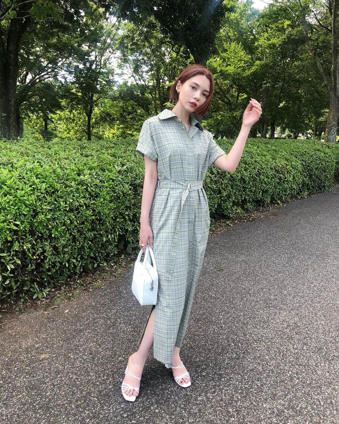 川島レイチェルさんのインスタグラム写真 - (川島レイチェルInstagram)「@sheer_com 🍃﻿ シャツワンピって何でこんなに可愛いんだ〜﻿ 天気が良いと尚更着たくなるな、﻿ ﻿ greenの淡い色味も好き﻿ 明日21:00発売開始です🍃﻿  #seronemilepost」8月2日 20時25分 - _rachel1001