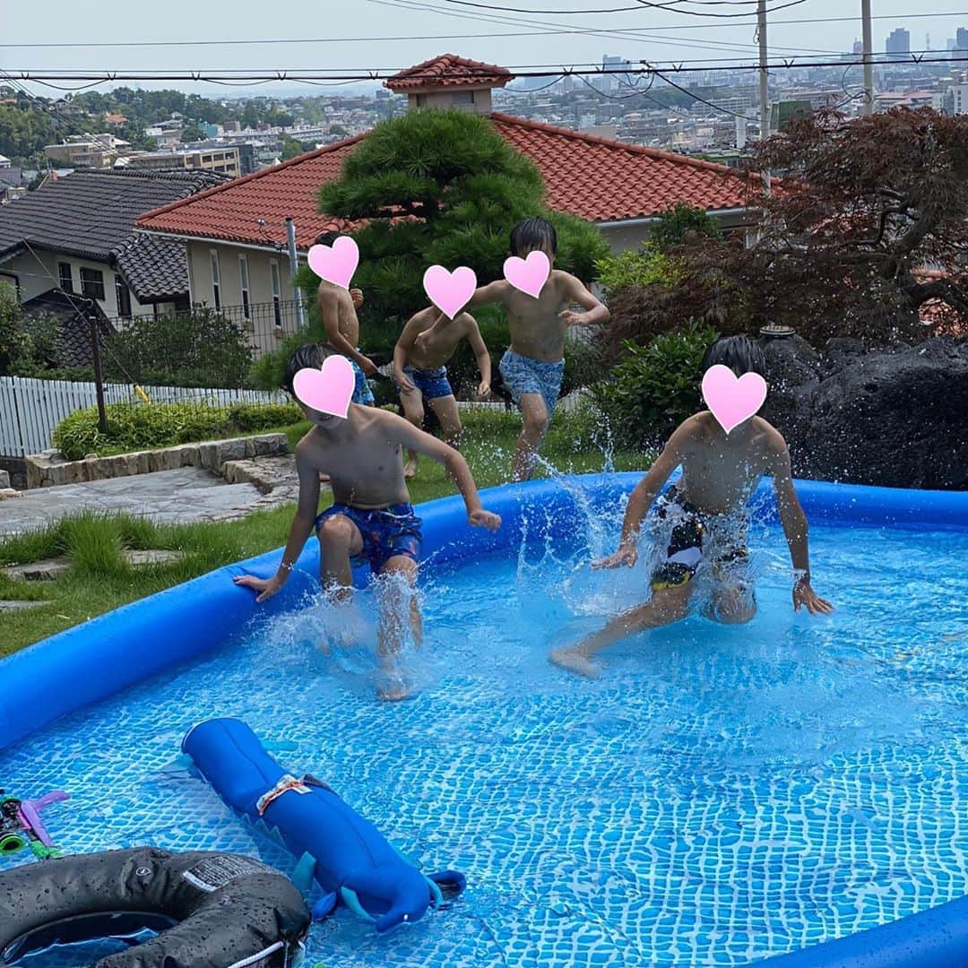 のインスタグラム：「ついに夏休みスタート‼️ 平日は仕事あるので、土日はフルでお母ちゃん頑張ってます😂 今日は時間差でたくさんお友達が来てくれて、プールも大盛況‼️スクワットも筋トレもしてないのに、足が筋肉痛😂まあ、いい運動した‼️が、子供たちとスナック食べ過ぎて変なところに吹き出物😱 明日からカラダを労わらねば😆  今年は、本当どこにも行けないので、おうちプール活用して楽しもうと思います‼️みんな来てね💕 #いつでも連絡ください #おうちプール #夏休み #遊びに来てね #pool #summer #shiba_u」