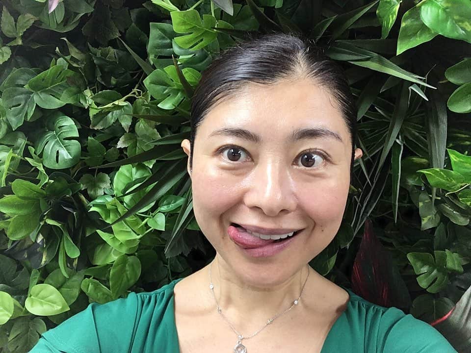 間々田佳子のインスタグラム：「半年振りの講座 会議室がジャングルになっていた…笑笑」