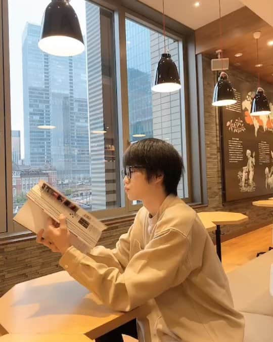 外山将平のインスタグラム：「1秒動画。シリーズ化しようかなん。 最近は毎日 #ノーセット  #こんばんは#役者#俳優#外山将平#fashion#カメラ好きな人と繋がりたい#camera#今日の外山#ootd#写真#眼鏡男子#メガネ男子#ポートレート#rayban#summer#作品撮り#instagood#senseofplace#cafe#東京」