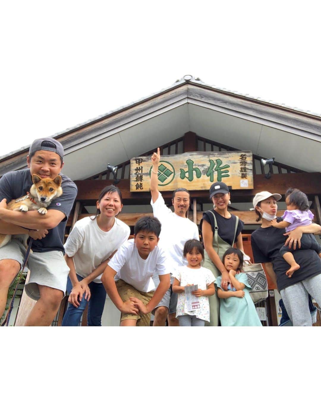 のインスタグラム：「* 成田ファミリー&鈴木ファミリーと おいしいキャンプ場🏕 * 一から手作りで流しそうめん作ってくれたり、 雨だろうが本気で遊んでくれて 笑いが絶えない大人たち、ほんとありがたい存在。  ゆいまるにはこうやって自然の中で感じることが 幸せと思える子になって欲しいな☺️🍃 * * ようやく梅雨明けして大好きな８月突入！！  行けるとこは限られちゃうけど、 ゆいまると本気で遊んでエネルギーチャージするぞ〜🌞🌈 * #camping #helloaugust  #キャンプ #おいしいキャンプ場 #朝霧 #幼馴染 #流しそうめん #ゆいまるの夏休み #2020_7_27」