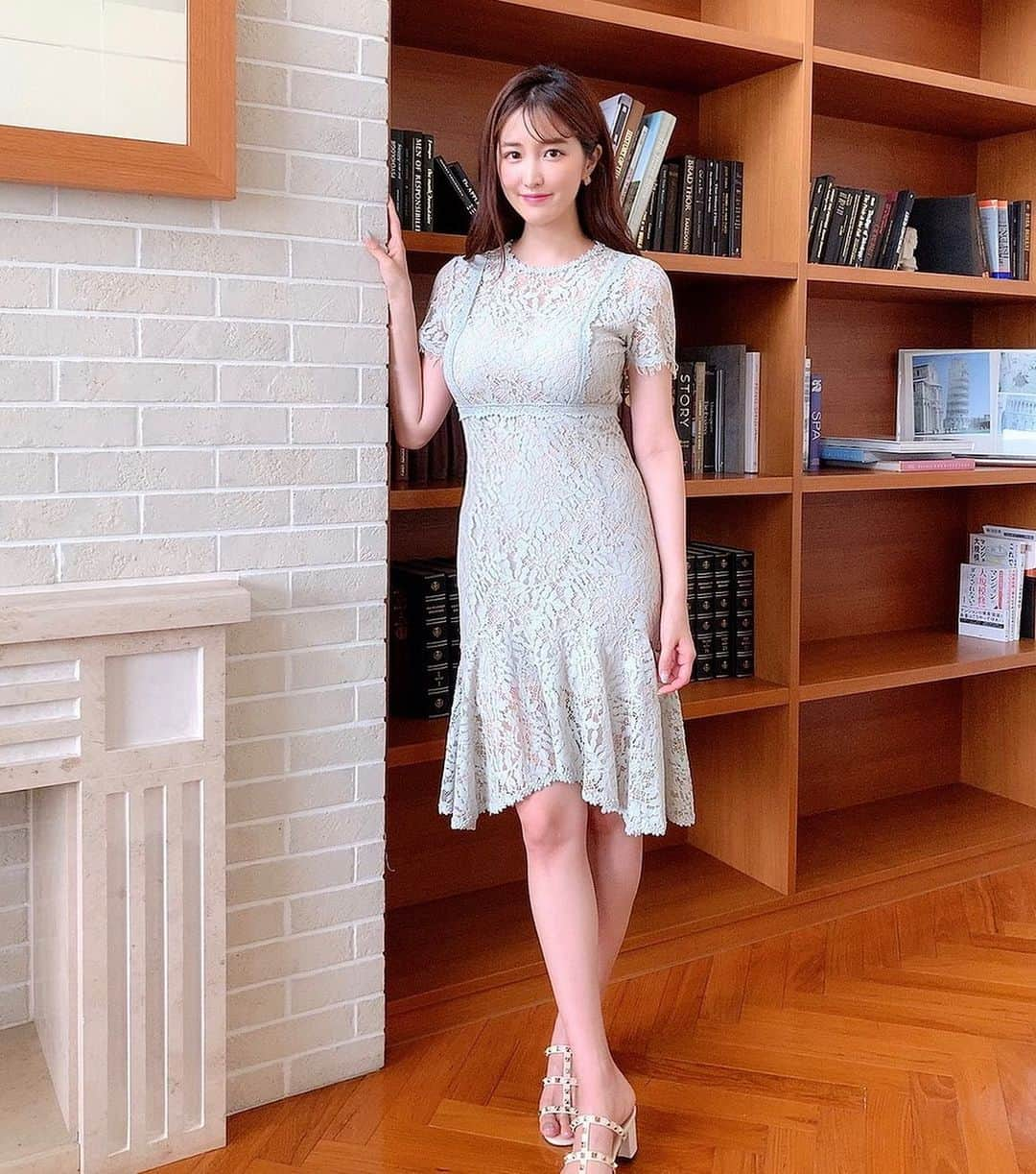 葉加瀬マイさんのインスタグラム写真 - (葉加瀬マイInstagram)「すっかり季節は夏本番🌈 外出は減ったけど、ちょっとしたお買い物の機会も大切に オシャレを楽しんで今年も夏を楽しみましょう💓 バストラインやボディラインが綺麗に出るお洋服は夏らしくて私も大好きです！☺️ コロナ太りなんて言ってる暇はありませんね😂   どんな時でも運動、マッサージ、食事管理は抜かりなく😘 日課のロイヤルハニーアップも忘れません✨  寝る前に飲む2粒がちょっとした毎日の楽しみの1つ💓 皆さんには自分をハッピーにしてくれる日課はありますか☺️ もう8月か… なんて諦めるのはまだ早いですよ！ まだ夏は始まったばかり☀️ コロナに負けず、魅力的なあなたで夏を楽しみましょう👙 💕  @royalhoney_up   ​#ロイヤルハニーアップ #魅力アップ #王乳由来　＃サプリ　＃オススメ　＃女性らしさ　#美　#トレーニング　#トレーニング女子　＃美ボディ #おうちごはん #おうち時間 #おこもり美容 ​ ​」8月2日 20時40分 - m.hakase