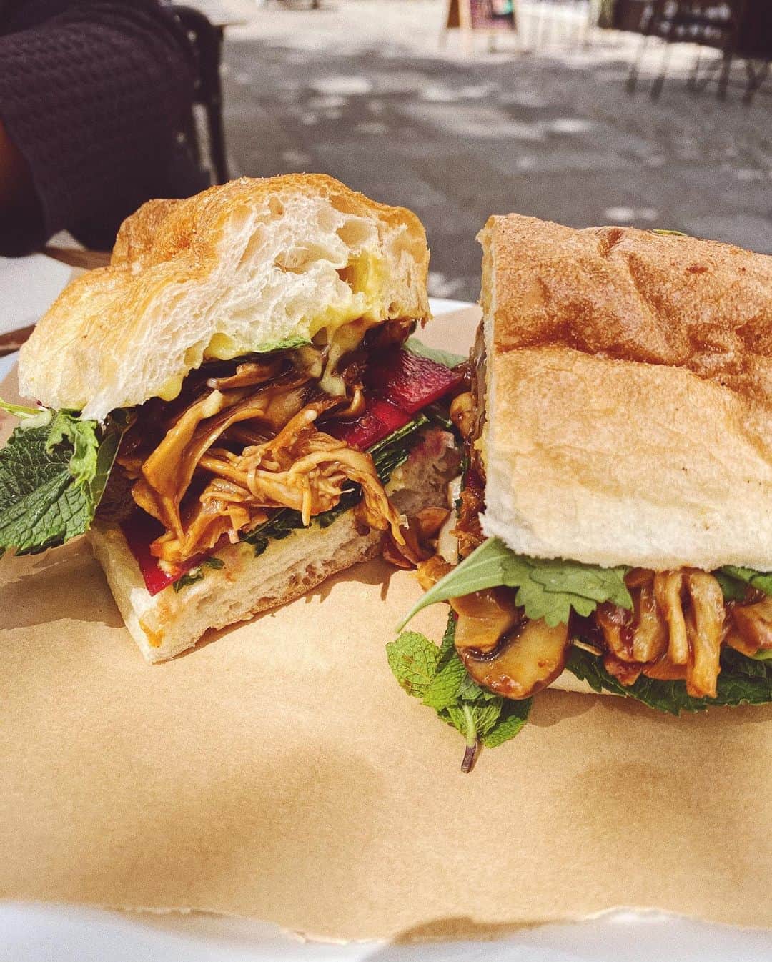 STIL IN BERLINのインスタグラム：「Delicious lunch sandwich with confit mushrooms, pickled veggies, and herbs at @hinterland_berlin the other day.」