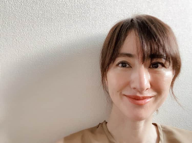 前田ゆかのインスタグラム：「8月になると同時に夏が来たー🌻  久しぶりの夏空が気持ちよく、長かった梅雨から解放され子ども達もうれしい夏休みに突入しました。  マスクが日常になる中これからが夏本番、熱中症とコロナの両方を意識し予防していきたいですね！  今日は発売されたばかりの #セルヴォーク AW collectionでメークしました。  #テラコッタ03リップ ウェットマット質感リップは色落ちがしにくい、 マスクをはずす場面も意外とあるので、 リップは塗っておきたいな⤴️ 夏はテラコッタの気分！  #celvoke #AWcollection #テラコッタリップ #目元はオレンジにグレーアイライン #セルヴォーク」
