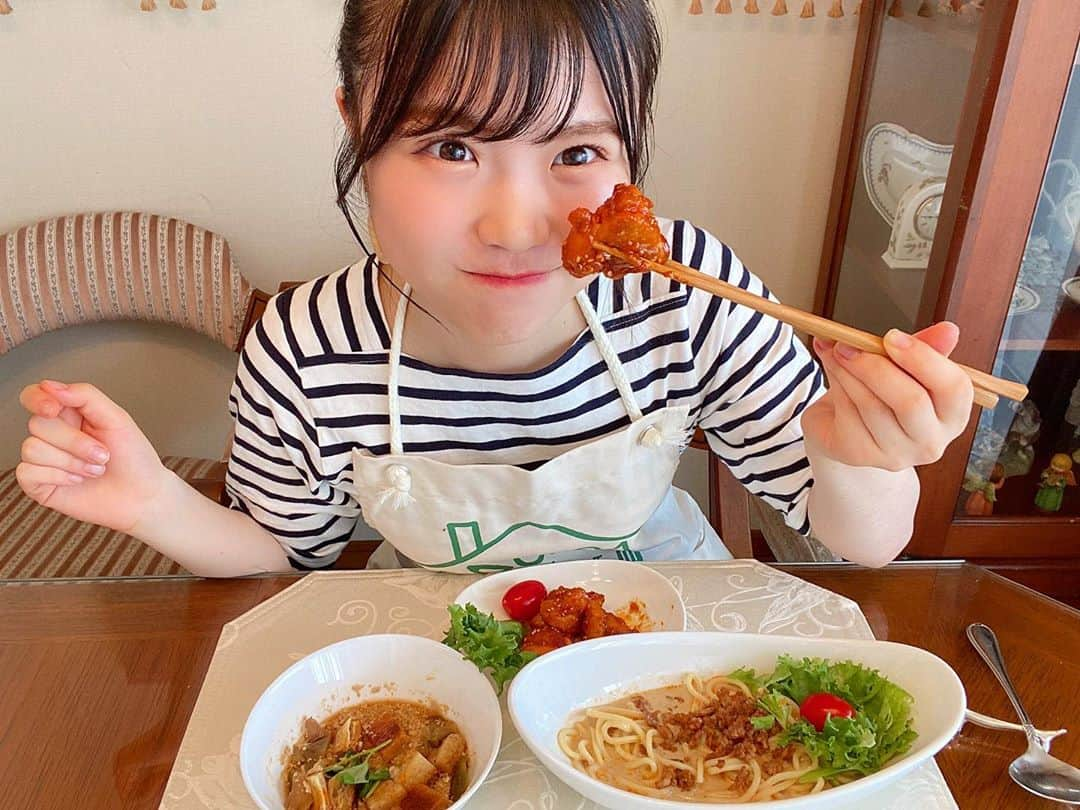 出口結菜さんのインスタグラム写真 - (出口結菜Instagram)「《🏠#たけだバーベキューのおうちでbbq》﻿ ﻿ ﻿ 今日は2回目のおうちでBBQ🍖♥️﻿ ﻿ ﻿ 今日は﻿ ﻿ 🇨🇳冷やし坦々麺﻿ 🇰🇷揚げずきヤンニョムチキン﻿ 🇹🇼シャントウジャン﻿ ﻿ ﻿ 今日はアジア料理だったんですけど、﻿ 作っている時から匂いが美味しい🤤🤤🤤🤤🤤﻿ ﻿ ﻿ ●坦々麺は豆乳がすごいまろやかで、そこにラー油のピリ辛さがあってめっちゃ癖になる味😳😳😳﻿ ﻿ 上の豚ミンチは味付け最高で、結構濃いから、濃い味好きの私からしたら最高でした🤭﻿ ﻿ ﻿ ﻿ ●ヤンニョムチキンは私が紹介させていただいたんですが、いつもストーリーの　#ラビ飯 で作っているもの！！﻿ ﻿ 皆さんから美味しいって言ってもらえて安心🥺💗﻿ ﻿ めーーーーっちゃ簡単やし、ご飯がめっちゃ進む味なので作ってみて欲しい😌✨﻿ ﻿ 辛いのが好きな人はコチュジャン多め！﻿ 甘いのが好きな人は砂糖多め！﻿ ピリ辛が嫌やけど甘いのは嫌！って方はケチャップ多め！﻿ ﻿ ﻿ ● シャントウジャンは初めて食べた味でした😳✨﻿ ﻿ お酢がめっちゃ効いてるんやけど、豆乳がまろやかにしてくれて。。。﻿ ﻿ ﻿ 豆乳様様✨✨✨﻿ ﻿ そしてパクチーも生で食べれました✌️﻿ ﻿ ザーサイはハマりそう。。﻿ ﻿ ﻿ ﻿ 今回も新しい料理が作れるようになって嬉しい‼️﻿ ﻿ 皆さんぜひ作ってみてくださいねん！！﻿ ﻿ ﻿ ﻿ #nmb48の難波自宅警備隊 #おうち時間 #アジア料理 #おひるごはん #☀️  #冷やし坦々麺 #坦々麺 #ヤンニョムチキン #シャントウジャン #パクチー #食べれた #大人の階段登る #笑  #料理 #料理上手になりたい #料理記録 #料理写真 #自炊 #自炊記録 #エプロン #コラボ商品 #ゲット #してね #♥️  #instafood #instalike #instagood #ランチ #ラビ飯」8月2日 20時54分 - yui_laby0622