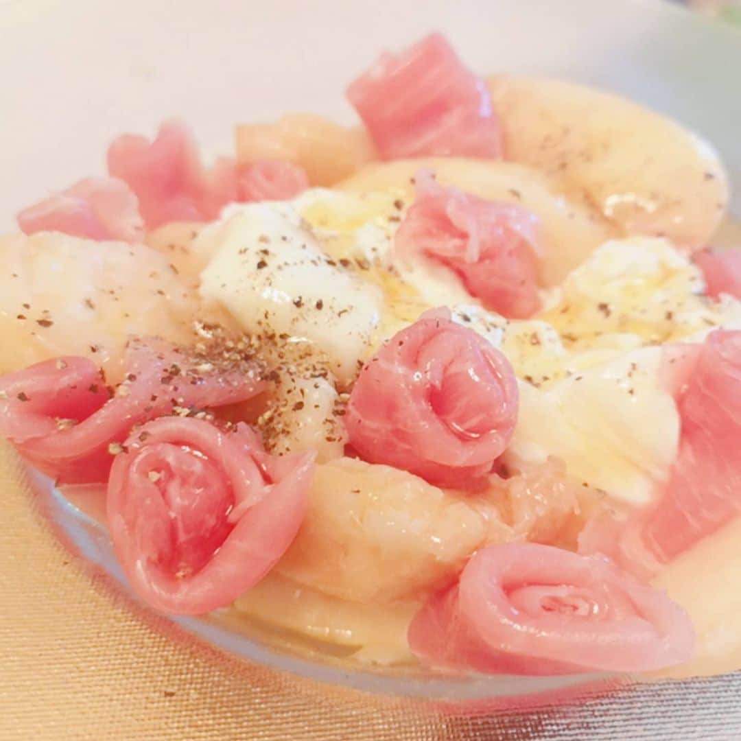 中島彩のインスタグラム：「おうち🇰🇷ごはん💕 お友達と自宅でゆっくりおしゃべりの会❤️ 桃と生ハムブッラータ💕ラポッキ💕チャプチェ💕オートミールキムチチヂミ💕(@ayn163_diet さんレシピ) たくさん食べておしゃべりしてリフレッシュ✨ あかねちゃんいつも楽しい時間をありがとう～😍  #おうちごはん #韓国料理 #韓国料理大好き #ラポッキ　#チャプチェ　#ブッラータ　#オートミールキムチチヂミ #おうち飲み」