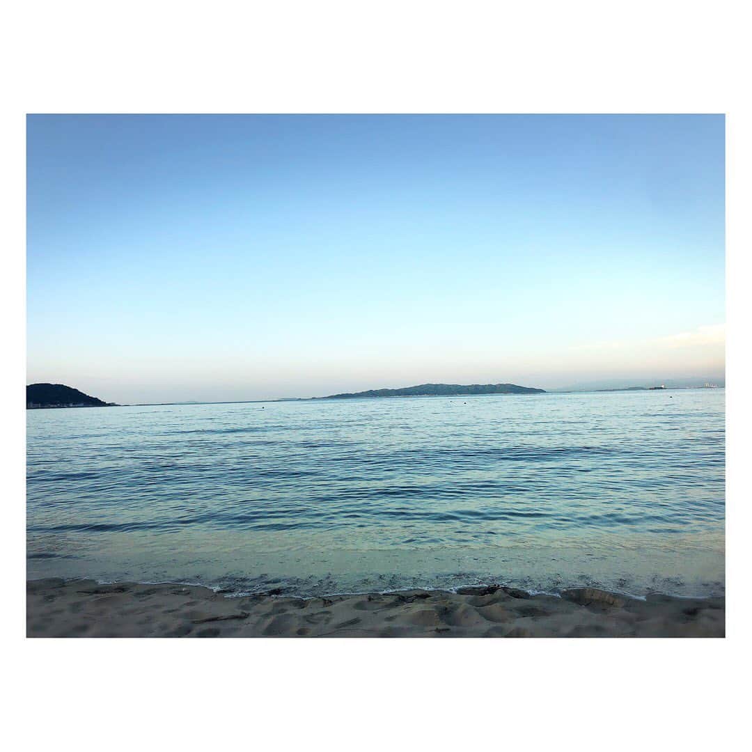 のインスタグラム：「今日、自撮りわすれてた👀 ・ いつか見た海🏖 空から砂浜まで 色が綺麗でずーーっと見ていたかった！ ・ 海辺でポケーーっとしたいな😌」