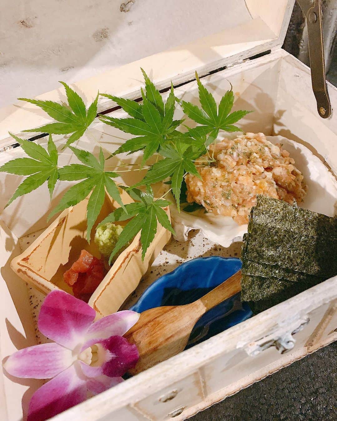 みき みーやんさんのインスタグラム写真 - (みき みーやんInstagram)「㊙️この投稿を見た人だけが食べられるメニュー有‼️ （ストーリーに食べる動画有w） . . コロナで行けてなかった大好きなお店 @sumiyaki.saiwai さん💕 . やっぱり落ち着く。 やっぱり美味しい。笑 . いつも頼んでる間違いないメニュー。 肝スペシャル、生つくね、ささみのレア天、焼き物に加えて 1枚目のドデカ鴨の串焼きを…🦆💕 . 口いっぱいに広がる肉汁と柔らかい肉の質感が たまらなく美味しかった。笑 . ㊙️㊙️㊙️㊙️㊙️㊙️㊙️㊙️㊙️㊙️㊙️ あとね、、、 ここだけの内緒話㊙️なになに . . ９月頃に登場するかも！しれない！ （しないかもしれない 幻のメニュー！！！生つくねの石焼ご飯！！！😍 一足お先に食べさせてもらいました🤤でへへ . 生つくねだけであんな美味しいのにさ 石焼きでじゅわーっとおこげができて 香ばしい香りと濃厚な卵のコク。 これは絶対食べるべき。 . まだメニュー化されていない このげきうまメニューは 『みーやんのインスタで見たあの！ 生つくねの石焼きのやつ！食べたいです！』 って予約の時に言ってもらえれば 特別に食べられるそうです🤤💕w ✳︎要予約ですよ！🐔 . めちゃくちゃ美味しいから 絶対食べて欲しい。笑 . . もう幸せすぎる晩ごはんでした❤ また予約させてもらいます🤤w . #炭焼き幸#特別メニュー#girl#今日のコーデ#インスタ映え#大阪#美味しい#カフェ巡り#ヘアアレンジ#delicious#フォトジェニック#ランチ#大阪ディナー#生つくね#心斎橋#鶏料理#グルメ女子#フォトジェ肉#大阪ディナー#コーディネート#大阪グルメ#心斎橋グルメ#心斎橋ディナー#鶏料理#大阪旅行#osaka#お得情報#グルメスタグラム#ナチュラルメイク#涙袋#メイク好き」8月2日 20時50分 - mi_yan0101