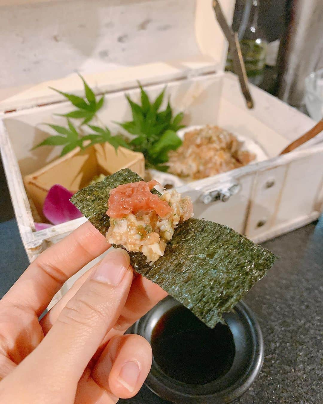 みき みーやんさんのインスタグラム写真 - (みき みーやんInstagram)「㊙️この投稿を見た人だけが食べられるメニュー有‼️ （ストーリーに食べる動画有w） . . コロナで行けてなかった大好きなお店 @sumiyaki.saiwai さん💕 . やっぱり落ち着く。 やっぱり美味しい。笑 . いつも頼んでる間違いないメニュー。 肝スペシャル、生つくね、ささみのレア天、焼き物に加えて 1枚目のドデカ鴨の串焼きを…🦆💕 . 口いっぱいに広がる肉汁と柔らかい肉の質感が たまらなく美味しかった。笑 . ㊙️㊙️㊙️㊙️㊙️㊙️㊙️㊙️㊙️㊙️㊙️ あとね、、、 ここだけの内緒話㊙️なになに . . ９月頃に登場するかも！しれない！ （しないかもしれない 幻のメニュー！！！生つくねの石焼ご飯！！！😍 一足お先に食べさせてもらいました🤤でへへ . 生つくねだけであんな美味しいのにさ 石焼きでじゅわーっとおこげができて 香ばしい香りと濃厚な卵のコク。 これは絶対食べるべき。 . まだメニュー化されていない このげきうまメニューは 『みーやんのインスタで見たあの！ 生つくねの石焼きのやつ！食べたいです！』 って予約の時に言ってもらえれば 特別に食べられるそうです🤤💕w ✳︎要予約ですよ！🐔 . めちゃくちゃ美味しいから 絶対食べて欲しい。笑 . . もう幸せすぎる晩ごはんでした❤ また予約させてもらいます🤤w . #炭焼き幸#特別メニュー#girl#今日のコーデ#インスタ映え#大阪#美味しい#カフェ巡り#ヘアアレンジ#delicious#フォトジェニック#ランチ#大阪ディナー#生つくね#心斎橋#鶏料理#グルメ女子#フォトジェ肉#大阪ディナー#コーディネート#大阪グルメ#心斎橋グルメ#心斎橋ディナー#鶏料理#大阪旅行#osaka#お得情報#グルメスタグラム#ナチュラルメイク#涙袋#メイク好き」8月2日 20時50分 - mi_yan0101
