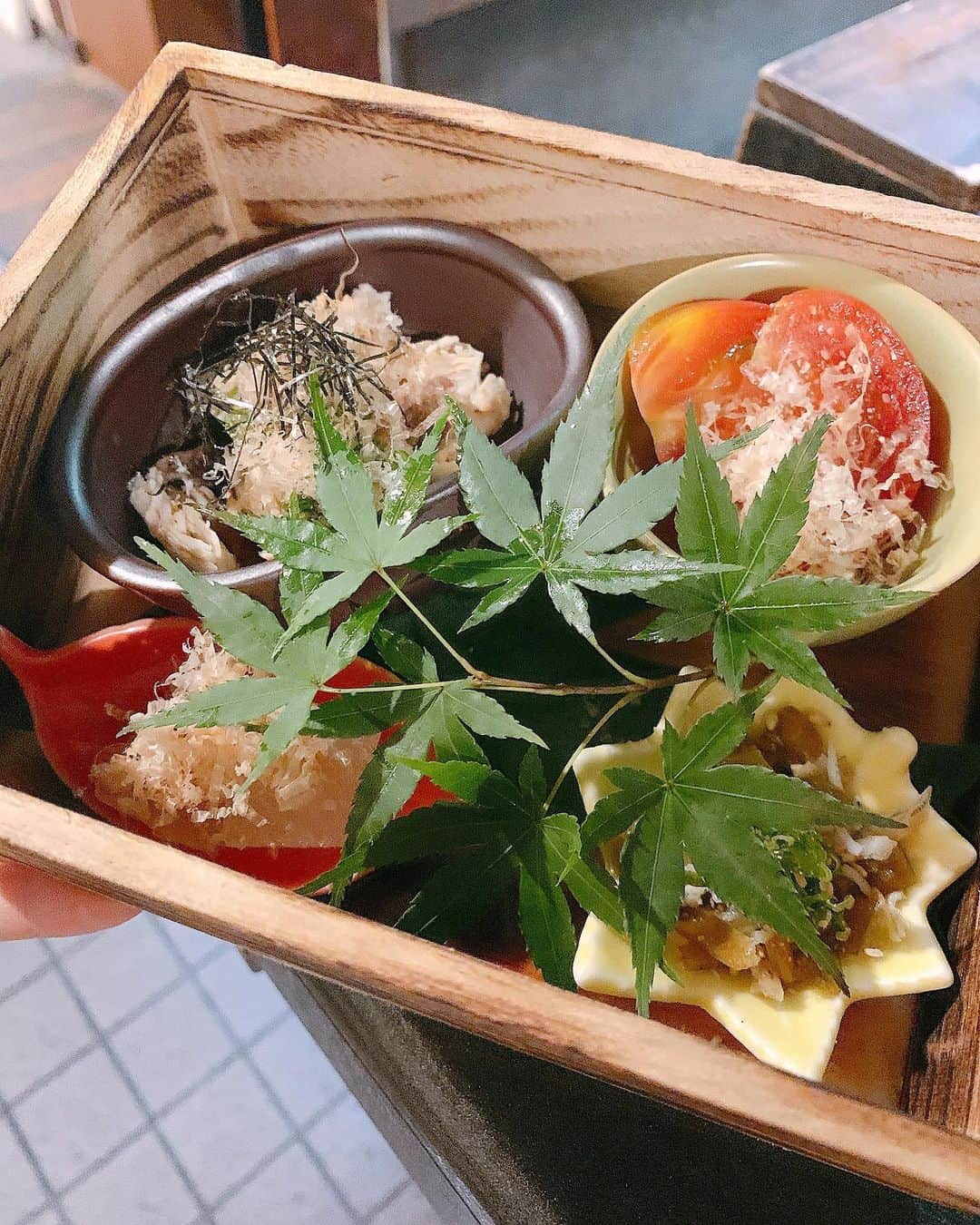 みき みーやんさんのインスタグラム写真 - (みき みーやんInstagram)「㊙️この投稿を見た人だけが食べられるメニュー有‼️ （ストーリーに食べる動画有w） . . コロナで行けてなかった大好きなお店 @sumiyaki.saiwai さん💕 . やっぱり落ち着く。 やっぱり美味しい。笑 . いつも頼んでる間違いないメニュー。 肝スペシャル、生つくね、ささみのレア天、焼き物に加えて 1枚目のドデカ鴨の串焼きを…🦆💕 . 口いっぱいに広がる肉汁と柔らかい肉の質感が たまらなく美味しかった。笑 . ㊙️㊙️㊙️㊙️㊙️㊙️㊙️㊙️㊙️㊙️㊙️ あとね、、、 ここだけの内緒話㊙️なになに . . ９月頃に登場するかも！しれない！ （しないかもしれない 幻のメニュー！！！生つくねの石焼ご飯！！！😍 一足お先に食べさせてもらいました🤤でへへ . 生つくねだけであんな美味しいのにさ 石焼きでじゅわーっとおこげができて 香ばしい香りと濃厚な卵のコク。 これは絶対食べるべき。 . まだメニュー化されていない このげきうまメニューは 『みーやんのインスタで見たあの！ 生つくねの石焼きのやつ！食べたいです！』 って予約の時に言ってもらえれば 特別に食べられるそうです🤤💕w ✳︎要予約ですよ！🐔 . めちゃくちゃ美味しいから 絶対食べて欲しい。笑 . . もう幸せすぎる晩ごはんでした❤ また予約させてもらいます🤤w . #炭焼き幸#特別メニュー#girl#今日のコーデ#インスタ映え#大阪#美味しい#カフェ巡り#ヘアアレンジ#delicious#フォトジェニック#ランチ#大阪ディナー#生つくね#心斎橋#鶏料理#グルメ女子#フォトジェ肉#大阪ディナー#コーディネート#大阪グルメ#心斎橋グルメ#心斎橋ディナー#鶏料理#大阪旅行#osaka#お得情報#グルメスタグラム#ナチュラルメイク#涙袋#メイク好き」8月2日 20時50分 - mi_yan0101