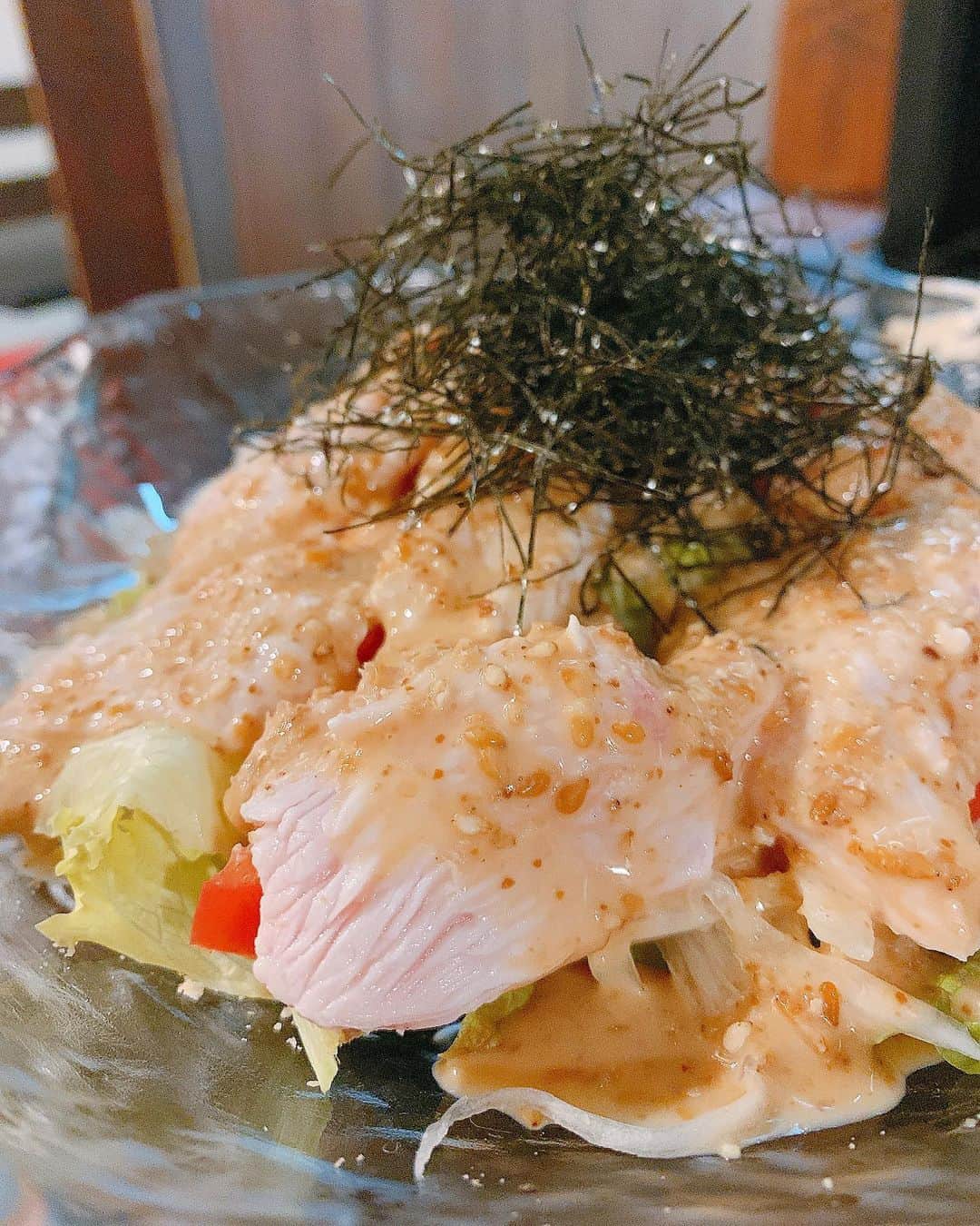 みき みーやんさんのインスタグラム写真 - (みき みーやんInstagram)「㊙️この投稿を見た人だけが食べられるメニュー有‼️ （ストーリーに食べる動画有w） . . コロナで行けてなかった大好きなお店 @sumiyaki.saiwai さん💕 . やっぱり落ち着く。 やっぱり美味しい。笑 . いつも頼んでる間違いないメニュー。 肝スペシャル、生つくね、ささみのレア天、焼き物に加えて 1枚目のドデカ鴨の串焼きを…🦆💕 . 口いっぱいに広がる肉汁と柔らかい肉の質感が たまらなく美味しかった。笑 . ㊙️㊙️㊙️㊙️㊙️㊙️㊙️㊙️㊙️㊙️㊙️ あとね、、、 ここだけの内緒話㊙️なになに . . ９月頃に登場するかも！しれない！ （しないかもしれない 幻のメニュー！！！生つくねの石焼ご飯！！！😍 一足お先に食べさせてもらいました🤤でへへ . 生つくねだけであんな美味しいのにさ 石焼きでじゅわーっとおこげができて 香ばしい香りと濃厚な卵のコク。 これは絶対食べるべき。 . まだメニュー化されていない このげきうまメニューは 『みーやんのインスタで見たあの！ 生つくねの石焼きのやつ！食べたいです！』 って予約の時に言ってもらえれば 特別に食べられるそうです🤤💕w ✳︎要予約ですよ！🐔 . めちゃくちゃ美味しいから 絶対食べて欲しい。笑 . . もう幸せすぎる晩ごはんでした❤ また予約させてもらいます🤤w . #炭焼き幸#特別メニュー#girl#今日のコーデ#インスタ映え#大阪#美味しい#カフェ巡り#ヘアアレンジ#delicious#フォトジェニック#ランチ#大阪ディナー#生つくね#心斎橋#鶏料理#グルメ女子#フォトジェ肉#大阪ディナー#コーディネート#大阪グルメ#心斎橋グルメ#心斎橋ディナー#鶏料理#大阪旅行#osaka#お得情報#グルメスタグラム#ナチュラルメイク#涙袋#メイク好き」8月2日 20時50分 - mi_yan0101