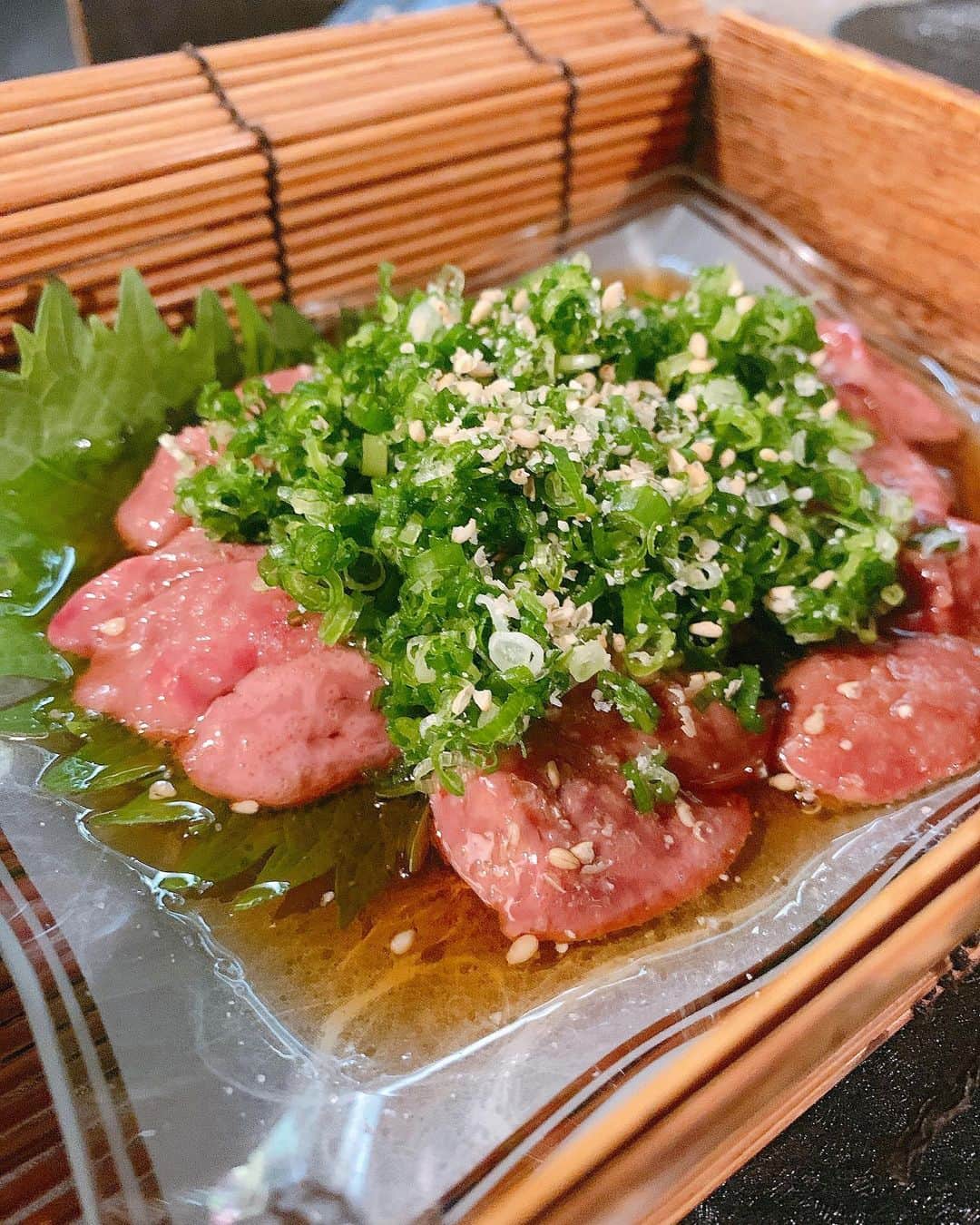 みき みーやんさんのインスタグラム写真 - (みき みーやんInstagram)「㊙️この投稿を見た人だけが食べられるメニュー有‼️ （ストーリーに食べる動画有w） . . コロナで行けてなかった大好きなお店 @sumiyaki.saiwai さん💕 . やっぱり落ち着く。 やっぱり美味しい。笑 . いつも頼んでる間違いないメニュー。 肝スペシャル、生つくね、ささみのレア天、焼き物に加えて 1枚目のドデカ鴨の串焼きを…🦆💕 . 口いっぱいに広がる肉汁と柔らかい肉の質感が たまらなく美味しかった。笑 . ㊙️㊙️㊙️㊙️㊙️㊙️㊙️㊙️㊙️㊙️㊙️ あとね、、、 ここだけの内緒話㊙️なになに . . ９月頃に登場するかも！しれない！ （しないかもしれない 幻のメニュー！！！生つくねの石焼ご飯！！！😍 一足お先に食べさせてもらいました🤤でへへ . 生つくねだけであんな美味しいのにさ 石焼きでじゅわーっとおこげができて 香ばしい香りと濃厚な卵のコク。 これは絶対食べるべき。 . まだメニュー化されていない このげきうまメニューは 『みーやんのインスタで見たあの！ 生つくねの石焼きのやつ！食べたいです！』 って予約の時に言ってもらえれば 特別に食べられるそうです🤤💕w ✳︎要予約ですよ！🐔 . めちゃくちゃ美味しいから 絶対食べて欲しい。笑 . . もう幸せすぎる晩ごはんでした❤ また予約させてもらいます🤤w . #炭焼き幸#特別メニュー#girl#今日のコーデ#インスタ映え#大阪#美味しい#カフェ巡り#ヘアアレンジ#delicious#フォトジェニック#ランチ#大阪ディナー#生つくね#心斎橋#鶏料理#グルメ女子#フォトジェ肉#大阪ディナー#コーディネート#大阪グルメ#心斎橋グルメ#心斎橋ディナー#鶏料理#大阪旅行#osaka#お得情報#グルメスタグラム#ナチュラルメイク#涙袋#メイク好き」8月2日 20時50分 - mi_yan0101