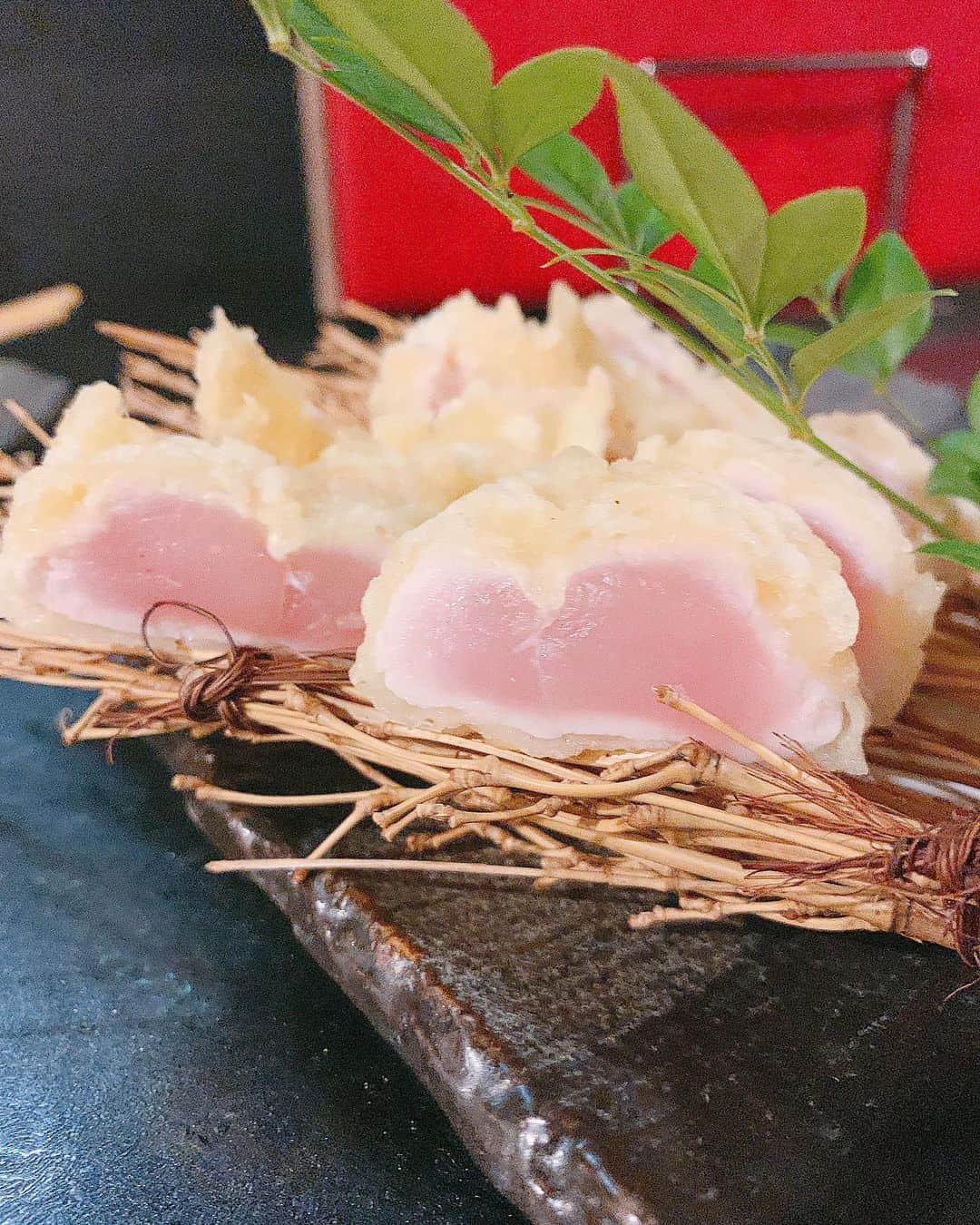 みき みーやんさんのインスタグラム写真 - (みき みーやんInstagram)「㊙️この投稿を見た人だけが食べられるメニュー有‼️ （ストーリーに食べる動画有w） . . コロナで行けてなかった大好きなお店 @sumiyaki.saiwai さん💕 . やっぱり落ち着く。 やっぱり美味しい。笑 . いつも頼んでる間違いないメニュー。 肝スペシャル、生つくね、ささみのレア天、焼き物に加えて 1枚目のドデカ鴨の串焼きを…🦆💕 . 口いっぱいに広がる肉汁と柔らかい肉の質感が たまらなく美味しかった。笑 . ㊙️㊙️㊙️㊙️㊙️㊙️㊙️㊙️㊙️㊙️㊙️ あとね、、、 ここだけの内緒話㊙️なになに . . ９月頃に登場するかも！しれない！ （しないかもしれない 幻のメニュー！！！生つくねの石焼ご飯！！！😍 一足お先に食べさせてもらいました🤤でへへ . 生つくねだけであんな美味しいのにさ 石焼きでじゅわーっとおこげができて 香ばしい香りと濃厚な卵のコク。 これは絶対食べるべき。 . まだメニュー化されていない このげきうまメニューは 『みーやんのインスタで見たあの！ 生つくねの石焼きのやつ！食べたいです！』 って予約の時に言ってもらえれば 特別に食べられるそうです🤤💕w ✳︎要予約ですよ！🐔 . めちゃくちゃ美味しいから 絶対食べて欲しい。笑 . . もう幸せすぎる晩ごはんでした❤ また予約させてもらいます🤤w . #炭焼き幸#特別メニュー#girl#今日のコーデ#インスタ映え#大阪#美味しい#カフェ巡り#ヘアアレンジ#delicious#フォトジェニック#ランチ#大阪ディナー#生つくね#心斎橋#鶏料理#グルメ女子#フォトジェ肉#大阪ディナー#コーディネート#大阪グルメ#心斎橋グルメ#心斎橋ディナー#鶏料理#大阪旅行#osaka#お得情報#グルメスタグラム#ナチュラルメイク#涙袋#メイク好き」8月2日 20時50分 - mi_yan0101
