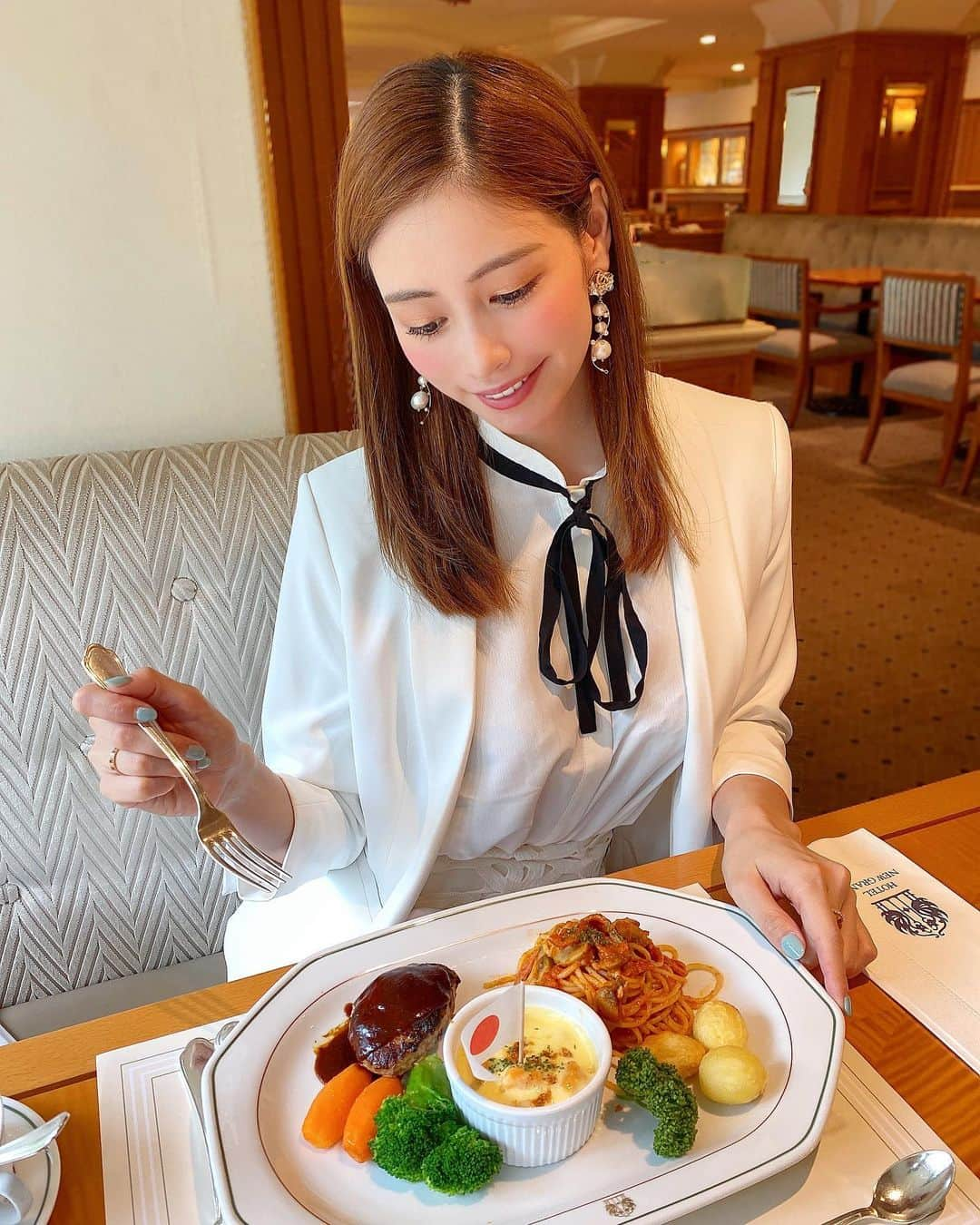 得あゆさんのインスタグラム写真 - (得あゆInstagram)「横浜でグルメ巡り🍚🍝🍛 ・ ザ・カフェで7月末までの限定メニュー 『大人のお子様ランチ』を食べたよ❣️ ラッキーだった🔥 ドリアとナポリタンが人気メニューらしくて それが入ってるの〜😚💓 ・ 今回の横浜観光に使った便利なアプリを紹介！❤️ マイルートっていうアプリが出来て 7/22から横浜エリアで始まった新しいサービスなの！ このアプリを使うとおすすめのお店が探せたり、 移動手段も密にならない様に避けて 移動できるルートを教えてくれるよ！ ・ 是非これから横浜デートや 横浜観光を考えている方は アプリ「my route」をダウンロード！ 横浜をもっと楽しく！ スマートに楽しめるマイルートを ダウンロードしてね！ ・ アットヨコハマ公式チャンネル YouTubeのマイルート公式チャンネルも見てね！ @atyokohama_japan もスタート！ マイルートの公式アカウントも スタートしているのでチェック！ ・ ・ ・ ・ ・ ・ ・ #myroute#pr#マイルート#ヨコハマをスマートに楽しもう#横浜#横浜観光#観光#女子旅#ランチ#お昼ごはん#カフェ#カフェ巡り#お子様ランチ#大人のお子様ランチ#グルメ#食べ歩き#女子会#インスタ映え#カメラ女子#撮影#お洒落さんと繋がりたい#ハンバーグ#ナポリタン#ホワイトコーデ#散歩#お買い物#lunch#yokohama#japanesefood#japanesegirl」8月2日 20時50分 - tokuayu819