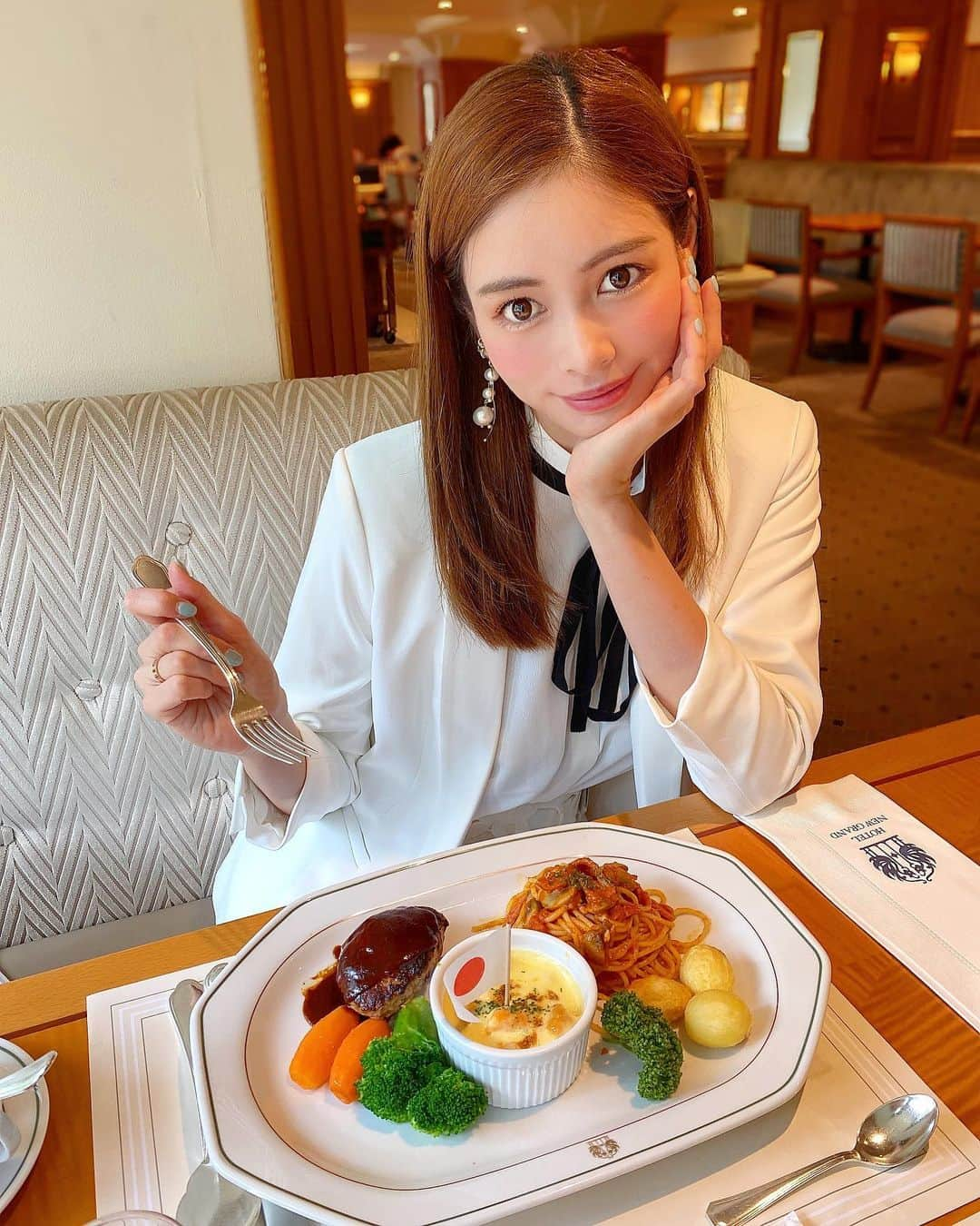 得あゆさんのインスタグラム写真 - (得あゆInstagram)「横浜でグルメ巡り🍚🍝🍛 ・ ザ・カフェで7月末までの限定メニュー 『大人のお子様ランチ』を食べたよ❣️ ラッキーだった🔥 ドリアとナポリタンが人気メニューらしくて それが入ってるの〜😚💓 ・ 今回の横浜観光に使った便利なアプリを紹介！❤️ マイルートっていうアプリが出来て 7/22から横浜エリアで始まった新しいサービスなの！ このアプリを使うとおすすめのお店が探せたり、 移動手段も密にならない様に避けて 移動できるルートを教えてくれるよ！ ・ 是非これから横浜デートや 横浜観光を考えている方は アプリ「my route」をダウンロード！ 横浜をもっと楽しく！ スマートに楽しめるマイルートを ダウンロードしてね！ ・ アットヨコハマ公式チャンネル YouTubeのマイルート公式チャンネルも見てね！ @atyokohama_japan もスタート！ マイルートの公式アカウントも スタートしているのでチェック！ ・ ・ ・ ・ ・ ・ ・ #myroute#pr#マイルート#ヨコハマをスマートに楽しもう#横浜#横浜観光#観光#女子旅#ランチ#お昼ごはん#カフェ#カフェ巡り#お子様ランチ#大人のお子様ランチ#グルメ#食べ歩き#女子会#インスタ映え#カメラ女子#撮影#お洒落さんと繋がりたい#ハンバーグ#ナポリタン#ホワイトコーデ#散歩#お買い物#lunch#yokohama#japanesefood#japanesegirl」8月2日 20時50分 - tokuayu819