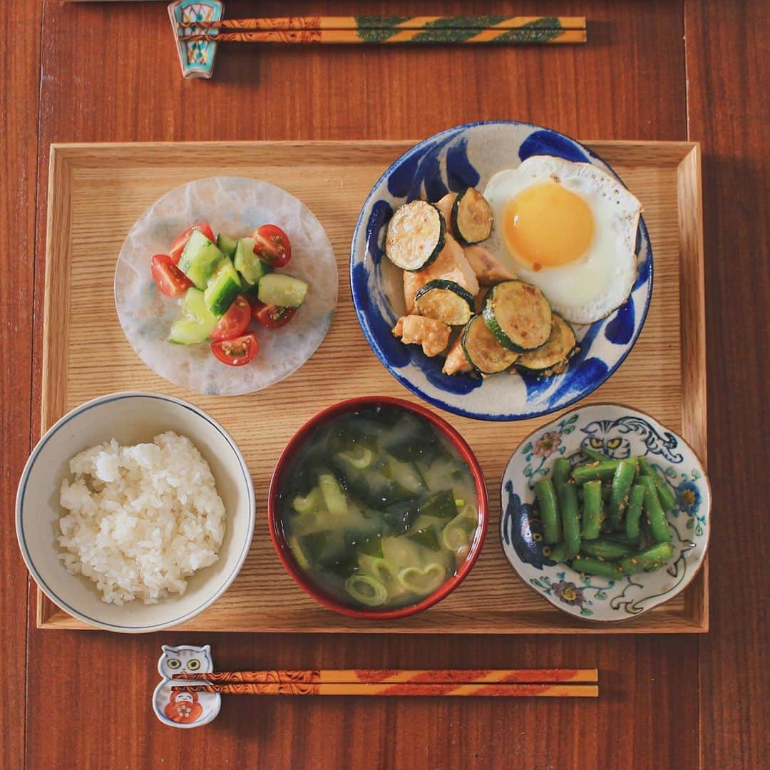 Kaori from Japanese Kitchenのインスタグラム：「麹たっぷり夏野菜もりもり定食。猫ちゃんがひっそりと複数います。 ・ こんばんは。 今日の朝昼ごはん。 久々にキッチンに立ちました。 今日はささっと作れるもの中心。 旨みたっぷりの塩麹と醤油麹のおかげで 手抜きでも美味しかったです。 （麹のレシピはゆみさん @yumipo.a が 　たくさん発信してて参考になる！） きゅうりとトマトは 塩麹とオリーブオイルで和えただけなのに 本当に美味しかったー。 鶏ささみとズッキーニは 醤油麹、料理酒、マヨネーズで炒めただけ。 たくさん野菜が摂れました。 まだまだ野菜がたくさんあるので 時間の許す限り頑張って消費するぞ。 （ふるさと納税の返礼品祭りで 　たくさんの食材が届いた週に限って 　仕事が異常に忙しいという…） 今日もお疲れ様でした。 仕事がひと段落したら薬膳走り書き再開します。 ・ 【おしながき】 白米 わかめとネギのお味噌汁 鶏ささみとズッキーニの醤油麹マヨ和え　目玉焼き添え いんげんの胡麻和え ミニトマトときゅうりの塩麹和え ＊今日は薬膳走り書きお休みします＊ ・ ・ ・ ・ 2020.08.02 Sun Hi from Tokyo! Today’s late brunch:Baked rice, miso soup, stir-fried chicken and zucchini, salty marinated cherry tomato and cucumber, and steamed green beans w/ sesame. ・ ・ ・ ・ ・ #japanesefood #breakfast #朝ごはん #おうちごはん #早餐 #薬膳 #うつわ #自炊 #やちむん #一汁三菜 #松浦コータロー #砂田夏海 #塩麹 #醤油麹」