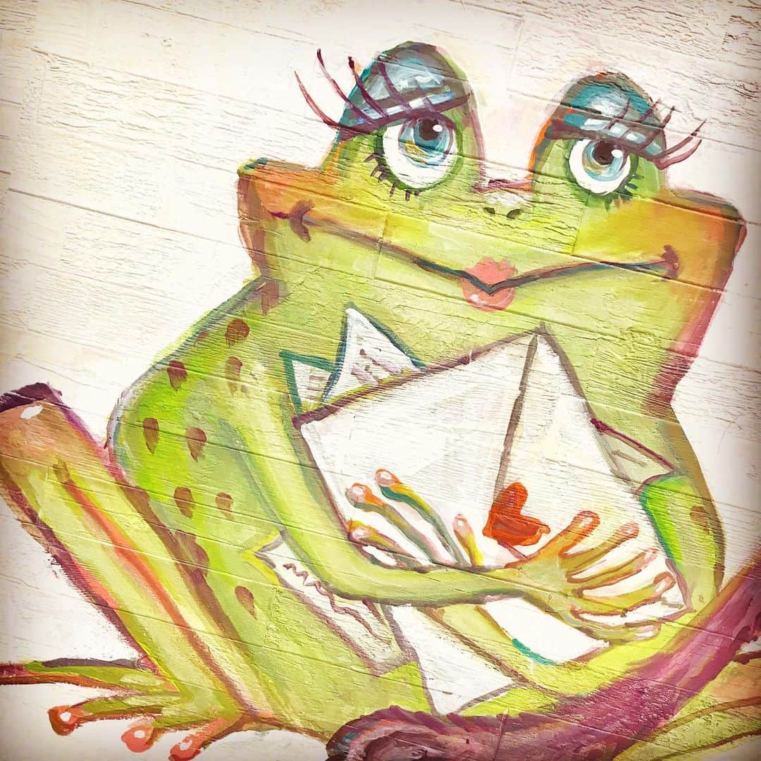 チアキコハラのインスタグラム：「🐸💌🌙✨✨ 美容室の壁画描かせていただきました⭐️ふふふ💕 . #🐸#frog #art#artwork #ライブペイント#peinting #美容室#✂︎ #haircolor #color #hairstyle #パステルカラー #pastelcolors  #カラトリ #chiakikohara # #チアキコハラ」