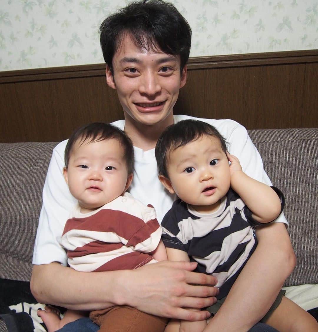 のインスタグラム：「パパになりました！ というのは嘘で…  兄の子供の男女双子ちゃん🍼 懐っこくて可愛すぎる… 洋服とか色違いで可愛い… 双子のバギー可愛い… 子供に会うと本当に癒されます！  僕あまり普段youtubeを見てないのですが、おすすめのyoutuberさん居たら教えてください！  #twins #niece #nephew #family #youtube #双子 #男女双子」
