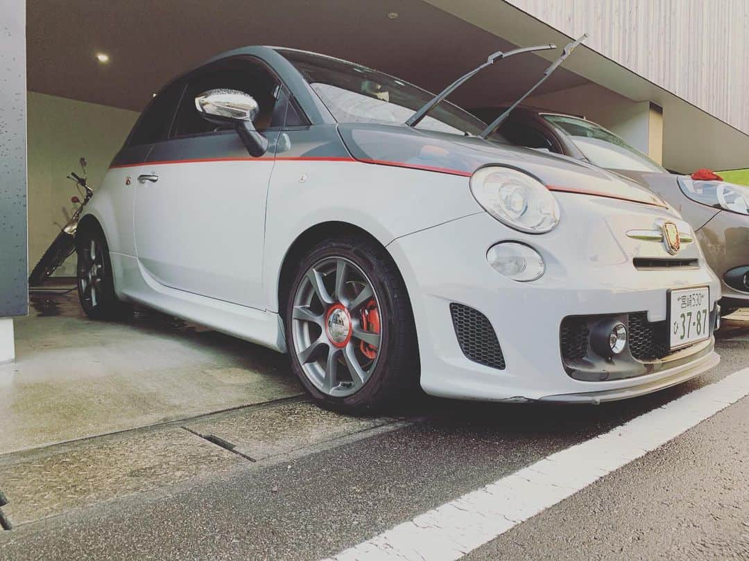 のインスタグラム：「やはりせっかくの日曜なんで一気に車までやり通した。疲れたー><  #abarth500c  #アバルト500c」