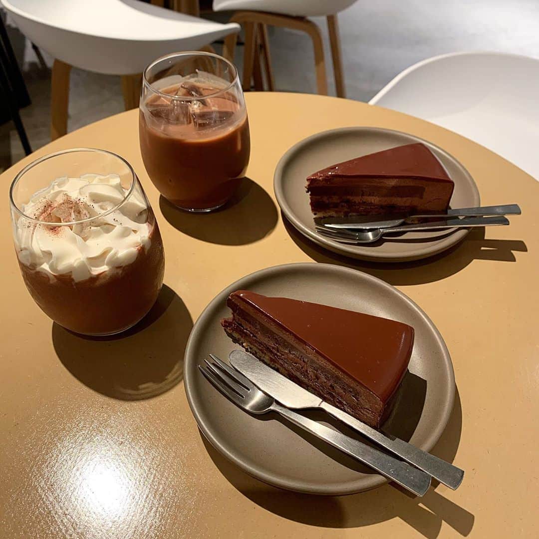 のインスタグラム：「【表参道　ダンデライオンチョコレート】 チョコレート専門店のH2Oチョコレートムース🤤 ㅤㅤㅤㅤㅤㅤㅤㅤㅤㅤㅤㅤㅤ 🏠#表参道　#ダンデライオンチョコレート 🚶‍♂️明治神宮前駅徒歩3分 表参道駅徒歩6分 📖 アイスモカ(¥630+tax) フローズンチョコレート(¥630+tax) H2Oチョコレートムース(¥680+tax)×2 ㅤㅤㅤㅤㅤㅤㅤㅤㅤㅤㅤㅤㅤ チョコに水を加えることでフルーティーな酸味を出すことに成功したH2Oチョコレート。 上が濃厚で酸味のあるチョコレート まじで舌触りなめらか ナッツ系が下のザクザク生地に入ってて香ばしさもある。 結構甘め！ ㅤㅤㅤㅤㅤㅤㅤㅤㅤㅤㅤㅤㅤ  冷たいフローズンチョコドリンクも酸味あってうまい。 甘すぎないしスッキリ飲める。 ㅤㅤㅤㅤㅤㅤㅤㅤㅤㅤㅤㅤㅤ ㅤㅤㅤㅤㅤㅤㅤㅤㅤㅤㅤㅤㅤ 地下にある隠れ家カフェ！ 店内少し暗い。 6/1にリニューアルオープンしたからあまり知られてなくて空いてる。 フロアがいろんな雑貨屋みたいなの入ってるから、雑多の壁で区切られてるって感じ。 お一人様でも入りやすいと思う。 ㅤㅤㅤㅤㅤㅤㅤㅤㅤㅤㅤㅤㅤ メニューのところにある模型よりお大きいのでてくるから安心して笑  キャットストリート横のGYREってゆうビルの中にあるよ！！！ チョコレート休憩したい時に行ってみて✌️  東京都渋谷区神宮前5丁目10ー1 GYRE B1F 営業時間 11:00時〜20:00」