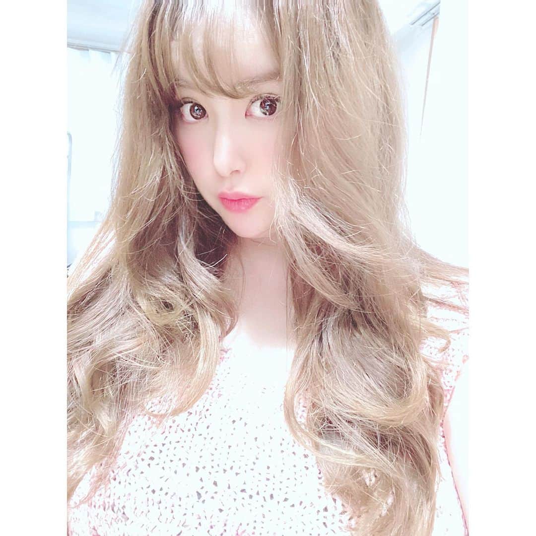 津久江麻由のインスタグラム：「. . 早くカラーしないとブリーチですか？ ってくらいキンキンだから 早く美容室行かないと😣👏🤍 . 東京、美容室ありすぎて悩む🥺 . . そろそろ顔の加工の仕方、公開しようかしら？？ . . #ザラジョ #ザラジョコーデ #毎日コーデ #お気に入りコスメ #コスメ大好き #メイク好き #デパコス #コスメ紹介 #今日のメイク  #今日のコスメ #プチプラコスメ #メイク好きさんと繋がりたい #コスメ好きさんと繋がりたい #いいね返しは絶対 #おすすめコスメ #コスメ購入品 #コスメ好き #メイク好き #今日のコーデ #今日のコーディネート #本日のコーデ  #ラフコーデ  #プチプラコーデ #ぷちぷらコーデ #GU #ジユジョ #ジユパト #ピンクメイク」