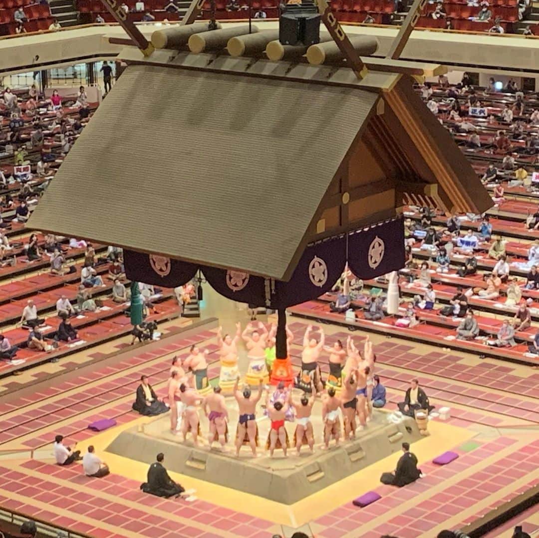 沢希理寿のインスタグラム：「大相撲七月場所千秋楽観戦しました！  両国国技館4分の1の観客、拍手のみでの応援でも熱く盛り上がってました！  観戦対策もバッチリでした。  照ノ富士が優勝！！ 照ノ富士関、幕尻からの優勝おめでとうございます👏👏  #大相撲#七月場所#両国国技館 #朝乃山 #照ノ富士」