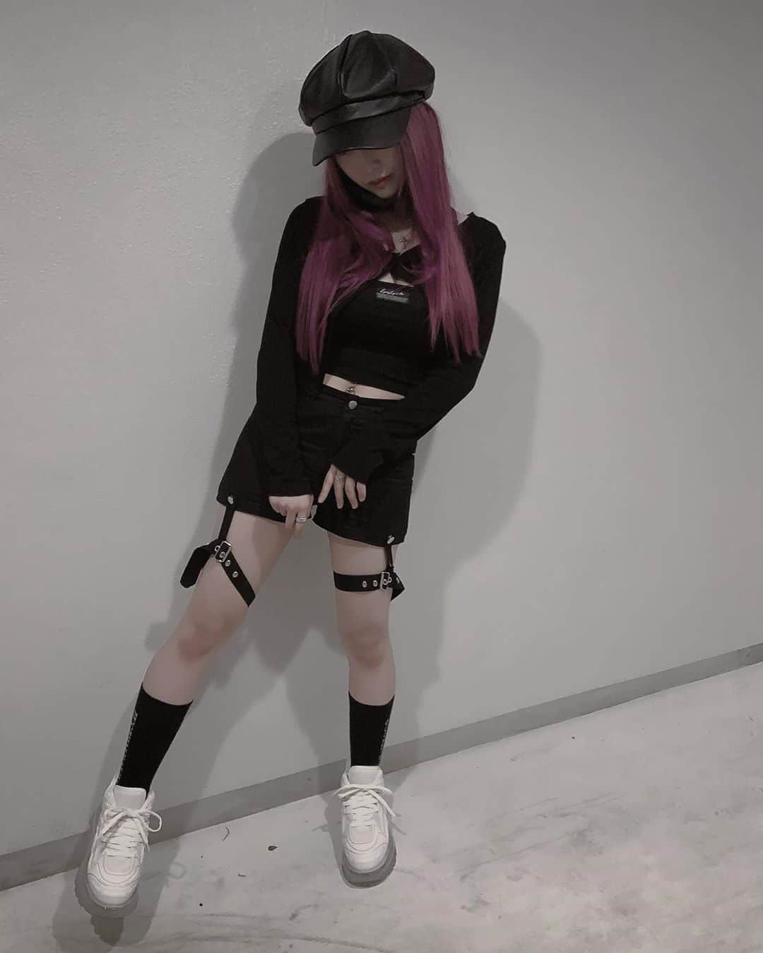 のインスタグラム：「まっくろです﻿🖤 TOPS:@albedo_wear﻿ BOTTOMS:@albedo_wear」