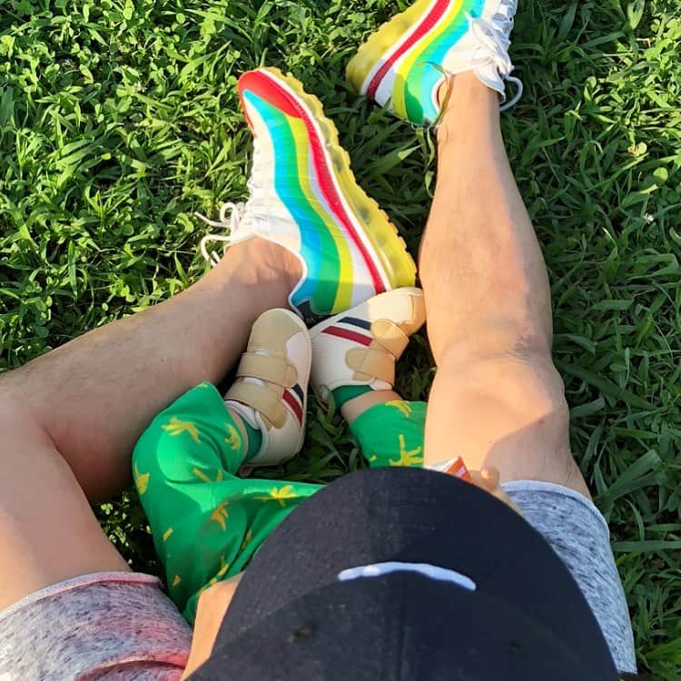逸見太郎のインスタグラム：「ようやく梅雨が明けたので  #息子と公園散歩#外履きデビュー#ハッスル#どこへ行くか分からない#でも可愛い娘に近づいていく#梅雨明け2日目」