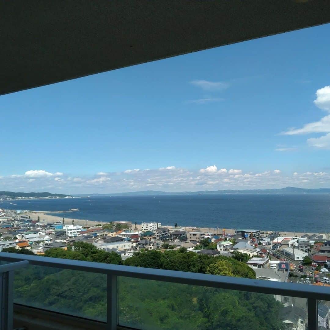 【公式】オーシャンリゾートホテル マホロバ・マインズ三浦さんのインスタグラム写真 - (【公式】オーシャンリゾートホテル マホロバ・マインズ三浦Instagram)「ついに梅雨明けです☀️☀️☀️☀️☀️ 三浦海岸も元気な太陽と真っ青な海と空が広がっています。 当ホテル高層階からはこんな景色がご覧いただけますよ！  #海 #梅雨明け #青空 #旅行気分 #ダレカニミセタイケシキ #夏の海 #リゾートテレワーク #おうちで旅体験 #海好きな人と繋がりたい #海水浴 #ウインドサーフィン #海のある生活 #梅雨明け宣言 #海のある暮らし #igで繋がる海 #みさきまぐろきっぷ #夏休み旅行計画 #田舎暮らし #三浦海岸 #三浦半島いいところ🙌 #移住 #三浦 #三浦市 #マホロバマインズ #maholovaminds #マホロバケーション #神奈川観光 #三浦半島 #マホロバ #マホロバマインズ三浦」8月2日 21時00分 - maholova_minds_miura