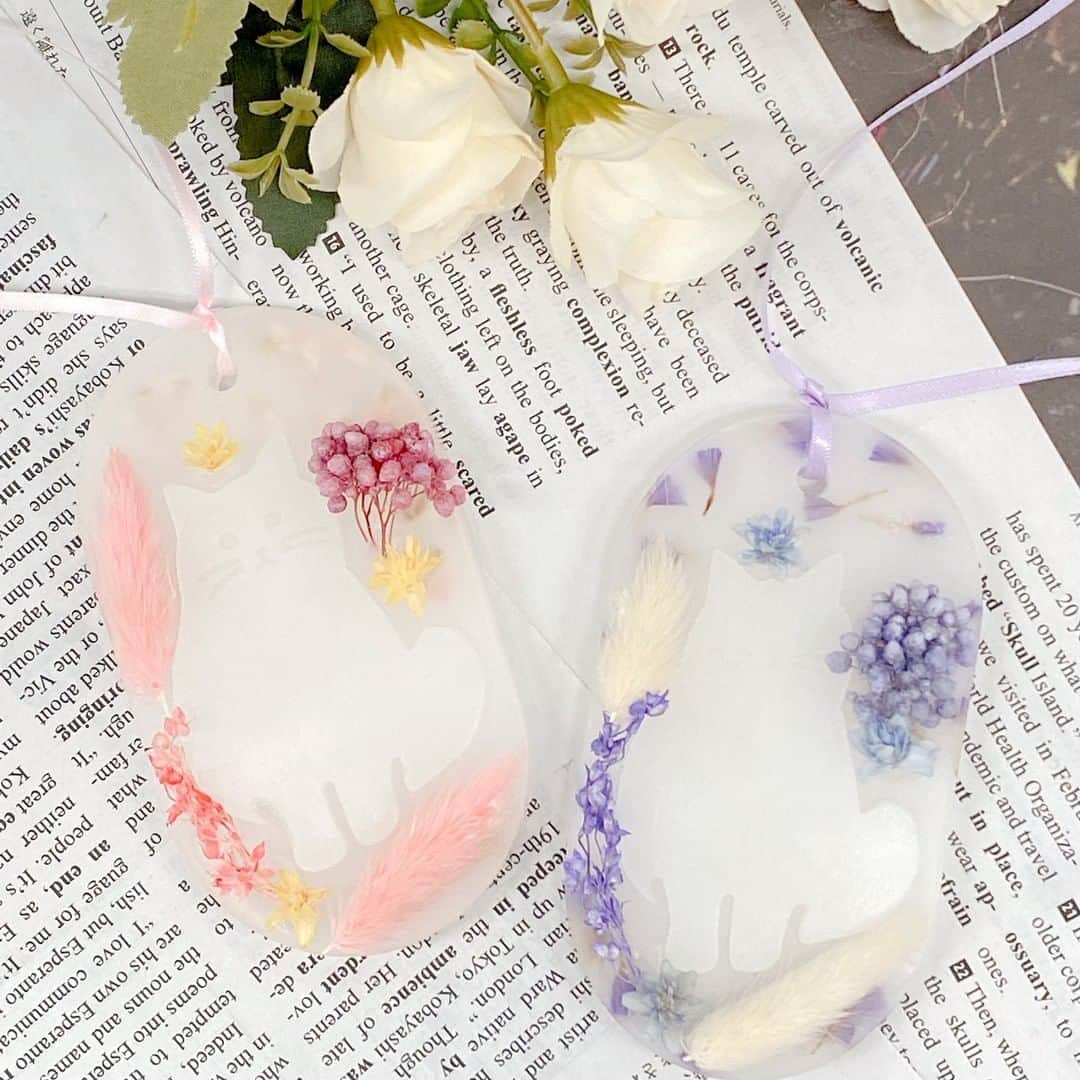 Cocoonistさんのインスタグラム写真 - (CocoonistInstagram)「ドライフラワーとキャットモチーフが特徴のワックスサシェが登場💜パープルはジャスミン＆リリーの香り、ピンクはローズ＆ヒヤシンスの香りです🍀香りを楽しむのはもちろん、インテリアとして飾れば素敵なアクセントに😍化粧箱入りなのでプレゼントにもおすすめですよ🌸 ・ #Cocoonist #コクーニスト #ネコ #cat #ネコデザイン #ネコアイテム #flower #フラワー #フラワーデザイン #花柄 #ピンク #パープル #雑貨 #雑貨好き #インテリア #インテリア雑貨 #インテリアグッズ #ドライフラワー #キャンドル #アロマ #アロマのある暮らし #ワックスサシェ #ギフト #プレゼント #大人フェミニン #大人可愛い #丁寧な暮らし #暮らしを楽しむ #ひとり暮らしインテリア」8月2日 21時00分 - cocoonist_official