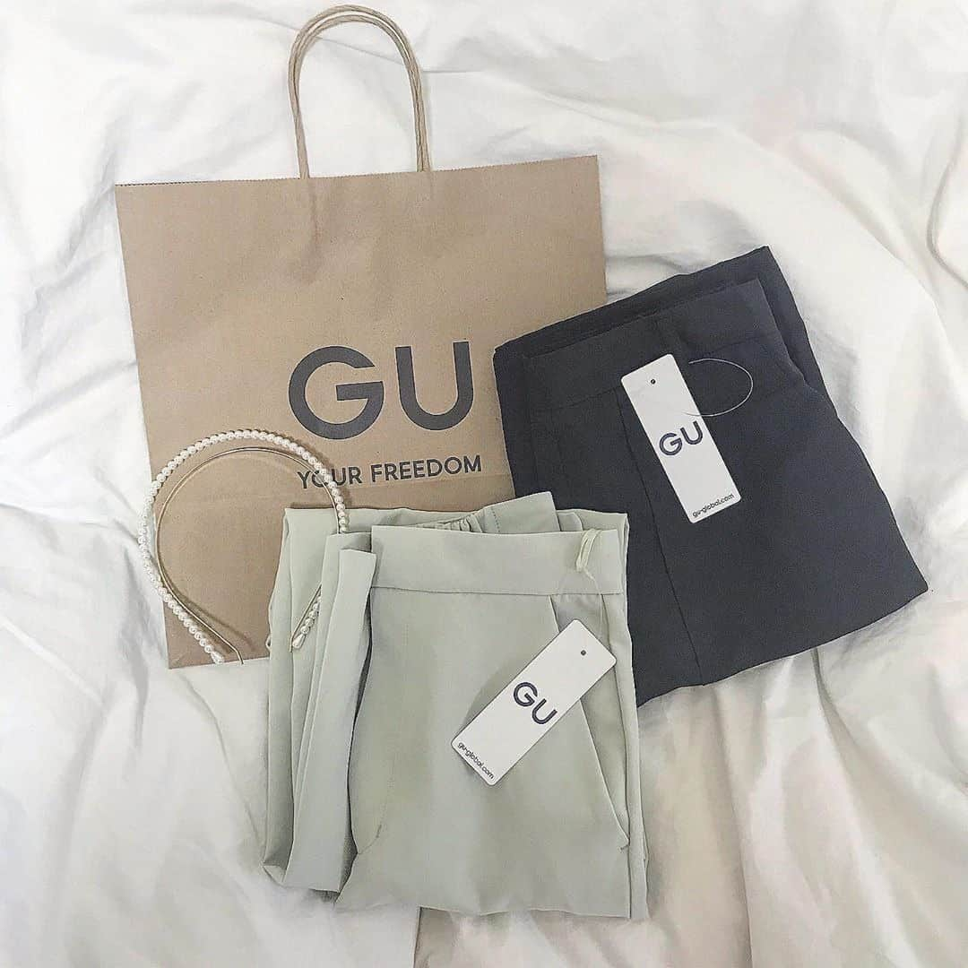 RiLiさんのインスタグラム写真 - (RiLiInstagram)「GU買ったら🛍️【GU置き画】👕👖👡⠀ .....⠀ 行くたびにかわいいアイテムが見つかるのがGU👕お店に行く前は【GU置き画】でおしゃれな人が実際に買ったものをチェックすべし🥖⠀ パンツやあみあみトップス、シューズなど今季トレンドのものがたくさん🥑お手軽プライスだから気軽に買えるのもうれしいよね🤭⠀ 写真を撮るときは似たような色味のものを集めるとかわく撮れるよ📽️🎞️ GUのタグや紙袋もチラ見せするのを忘れないでね🍋⠀ ❣❣❣❣❣⠀ サイトやSNSで掲載させていただくお写真募集中😘📸⠀ かわいいコーデやアイテム、注目スポットなどが撮れたら、ハッシュタグ→#rili_tokyo  を付けて投稿❗⠀ ．⠀ Special Thanks💋 Photo by⠀ @minamatsu_⠀ @miu_itoh⠀ @97_sena⠀ @___03poca⠀ @ayanyan_2⠀ @moe___u⠀ @xx_umichu⠀ @one.x___sj0⠀ @___nemly⠀ ．⠀ #夏 #夏コーデ #GU #GUコーデ #ジーユーコーデ #プチプラコーデ #GU新作 #GU購入品 #GU置き画 #置き画 #置き画倶楽部  #ベージュコーデ#ブラウンコーデ  #ワントーンコーデ #くすみカラーコーデ #シンプルコーデ  #カジュアルコーデ #ガーリーコーデ #置き画 #置き画くら部 #今日のコーデ #コーデ #コーディネート #RiLi  #おしゃれさんと繋がりたい #お洒落さんと繋がりたい #ファッション #패션스타그램 #ootd」8月2日 21時01分 - rili.tokyo