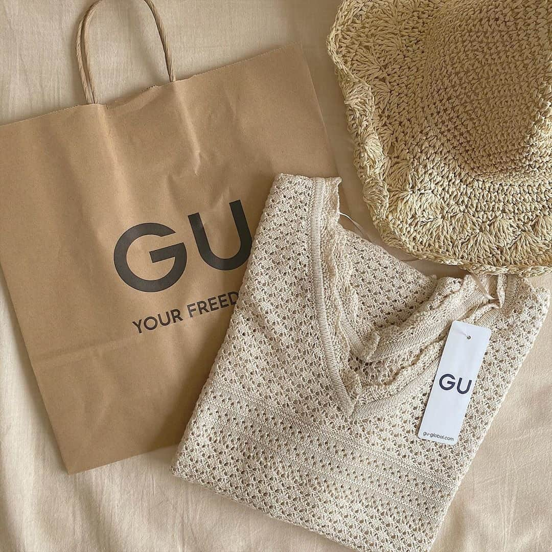 RiLiさんのインスタグラム写真 - (RiLiInstagram)「GU買ったら🛍️【GU置き画】👕👖👡⠀ .....⠀ 行くたびにかわいいアイテムが見つかるのがGU👕お店に行く前は【GU置き画】でおしゃれな人が実際に買ったものをチェックすべし🥖⠀ パンツやあみあみトップス、シューズなど今季トレンドのものがたくさん🥑お手軽プライスだから気軽に買えるのもうれしいよね🤭⠀ 写真を撮るときは似たような色味のものを集めるとかわく撮れるよ📽️🎞️ GUのタグや紙袋もチラ見せするのを忘れないでね🍋⠀ ❣❣❣❣❣⠀ サイトやSNSで掲載させていただくお写真募集中😘📸⠀ かわいいコーデやアイテム、注目スポットなどが撮れたら、ハッシュタグ→#rili_tokyo  を付けて投稿❗⠀ ．⠀ Special Thanks💋 Photo by⠀ @minamatsu_⠀ @miu_itoh⠀ @97_sena⠀ @___03poca⠀ @ayanyan_2⠀ @moe___u⠀ @xx_umichu⠀ @one.x___sj0⠀ @___nemly⠀ ．⠀ #夏 #夏コーデ #GU #GUコーデ #ジーユーコーデ #プチプラコーデ #GU新作 #GU購入品 #GU置き画 #置き画 #置き画倶楽部  #ベージュコーデ#ブラウンコーデ  #ワントーンコーデ #くすみカラーコーデ #シンプルコーデ  #カジュアルコーデ #ガーリーコーデ #置き画 #置き画くら部 #今日のコーデ #コーデ #コーディネート #RiLi  #おしゃれさんと繋がりたい #お洒落さんと繋がりたい #ファッション #패션스타그램 #ootd」8月2日 21時01分 - rili.tokyo