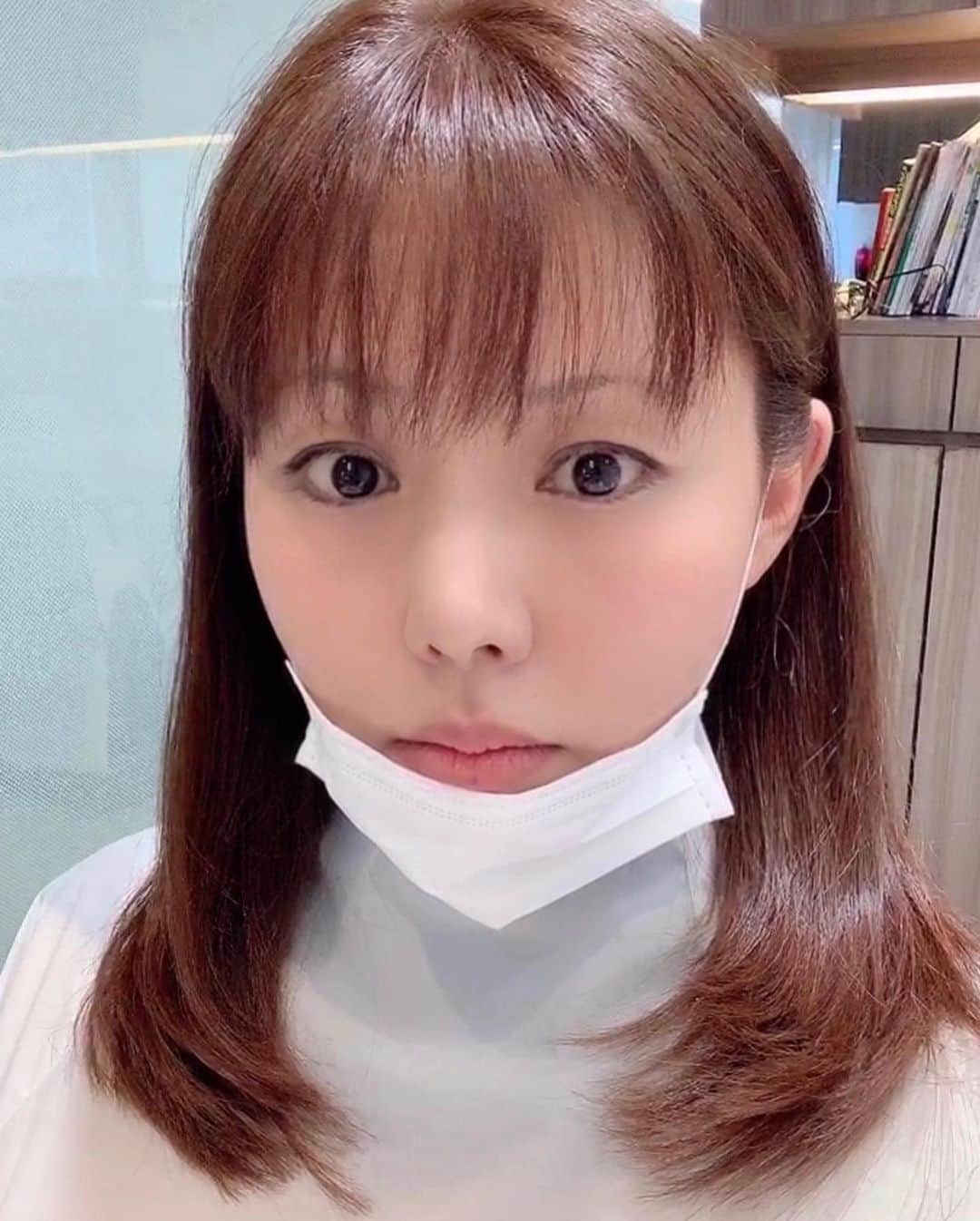 のインスタグラム：「今日は朝からずっと過去の私のPodcastを📻一つ一つ聴き直して「これは永久保存版！」というものを、メモしながら📝厳選していました。 . . 数がかなり大量にあるから、 まだまだ終わってなくて、 ぶっちゃけ最初は面倒臭かったけど😂 聴いてるうちに、「あ〜これは本当ぜひ取り入れたい音声データだわ！」とかって気持ちになるから、苦じゃないし楽しくて仕方ない♡ . . その後、 今日は美容院に💇🏻‍♀️ . ヘッドスパ＆トリートメント＆カラー＆カットしていただき、スッキリ💫 . いや〜気持ち良かったし、 スッキリしてご機嫌♡ . . . てか、なんか私、 ぎっくり背中になったっぽい😳💧 . 昨夜リビングで寝落ちしてて起きて 寝室に移動しようと思ったら激痛w 左の肩甲骨辺りの 筋肉が攣ったみたいな痛みで🙄 今日は動きを制限しないと痛いし シャンプー台から起きるときも けっこうな痛さで声が😵w . . . 最近ちょっとハードに動いてたから 今夜は早く休もう。 . 今夜こそ最初から 寝室のベッドで🐶💕 . . . 最後の動画は、 前髪カット待ち中に 顔芸して遊ぶ😷笑笑 . . …… #Podcast #厳選 #永久保存版 #美容院 #ヘッドスパ #カラー #トリートメント #毛先4センチカット #スッキリ #気持ち良かった #ご機嫌 #ぎっくり背中 #背中 #肩甲骨 #背中の筋肉 #攣った #顔芸 #笑笑 #本田裕子」