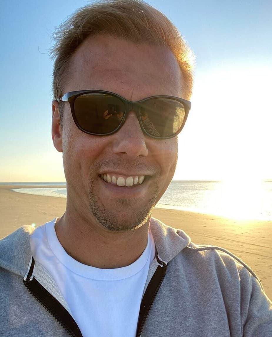 Armin Van Buurenさんのインスタグラム写真 - (Armin Van BuurenInstagram)「😎☀️」8月2日 21時11分 - arminvanbuuren